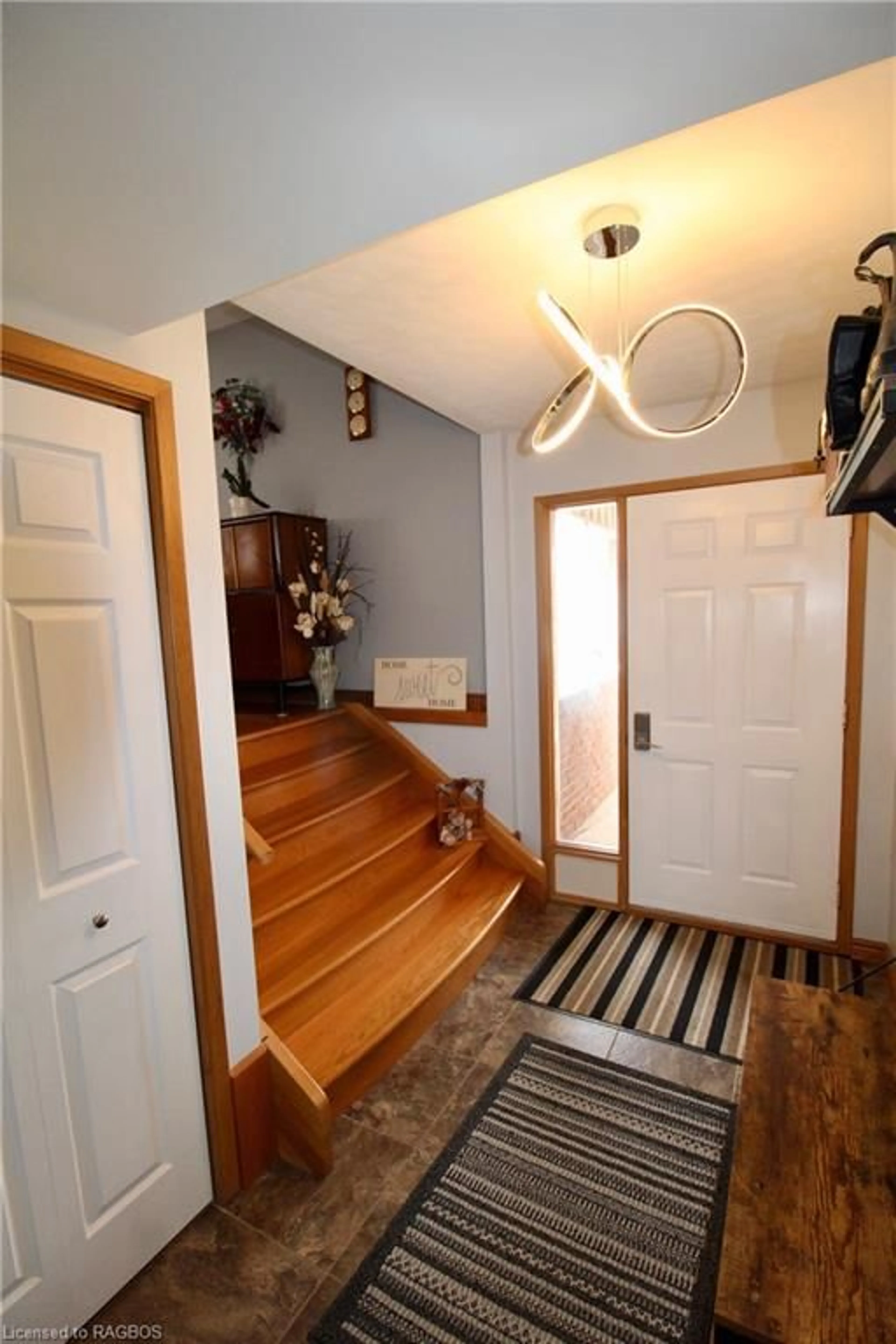 Indoor entryway, wood floors for 105 Country Lane Rd, West Grey Ontario N0G 1S0