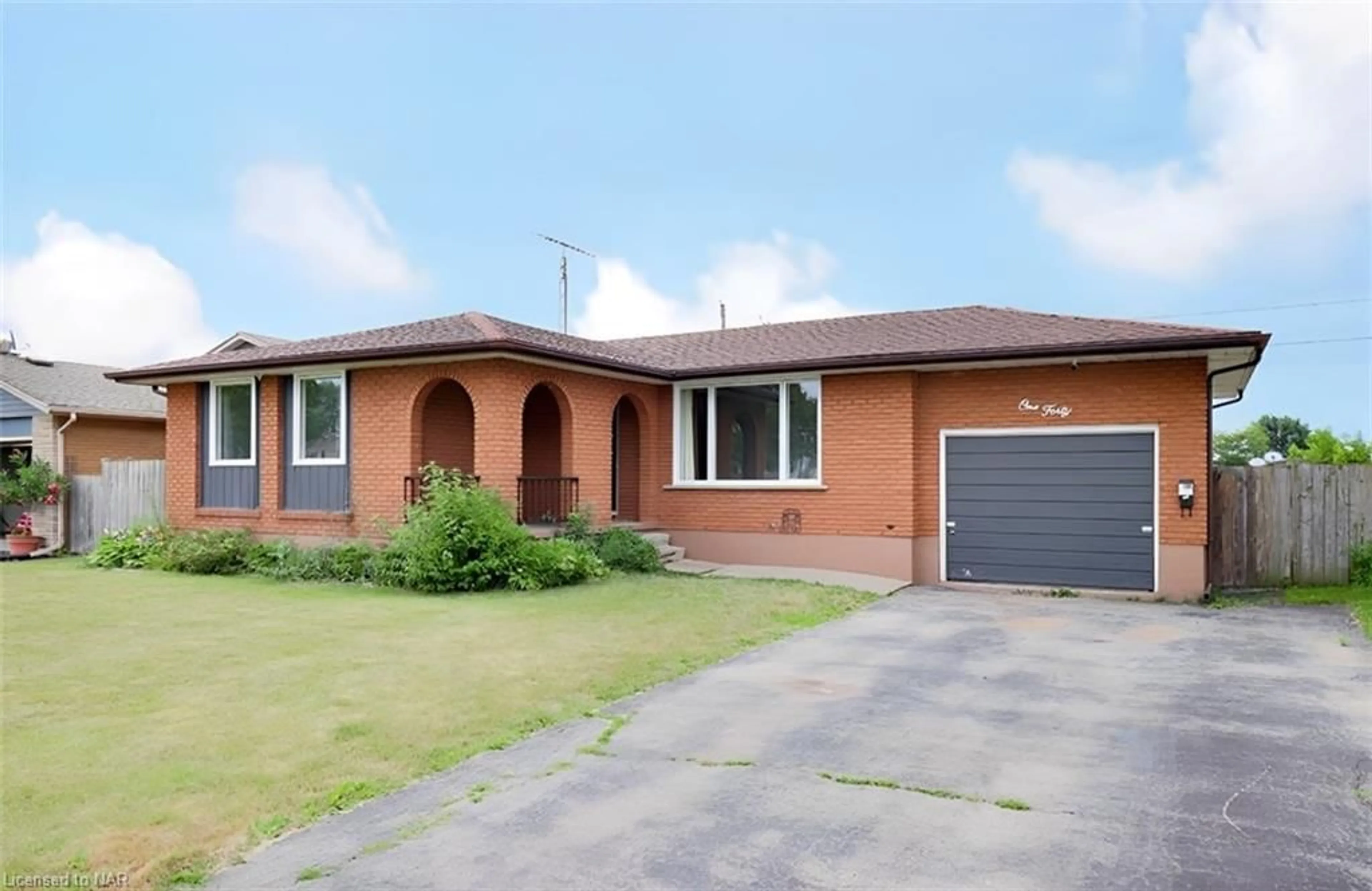 Frontside or backside of a home, cottage for 140 Westwood Cres, Welland Ontario L3C 4R3