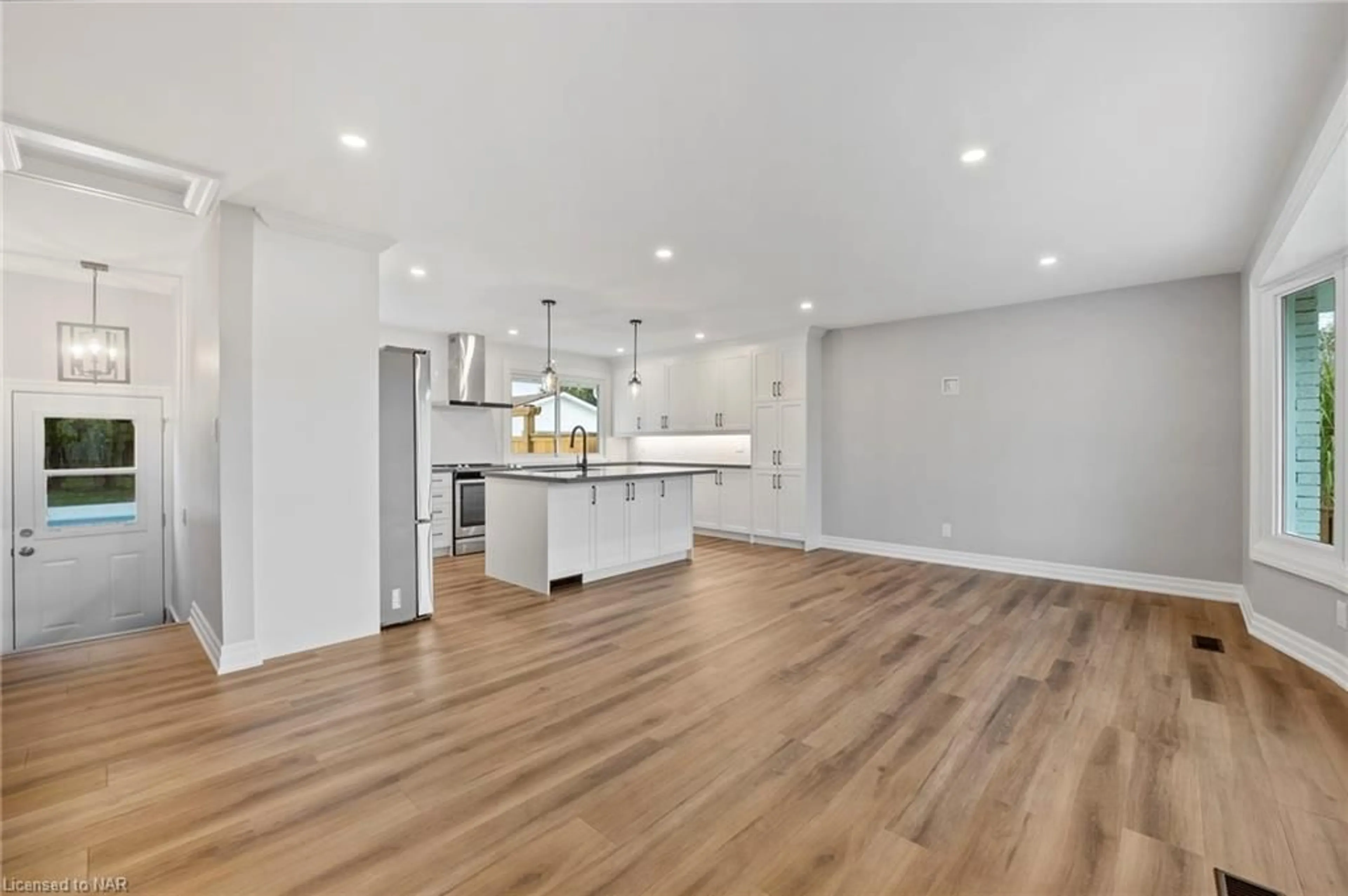 Open concept kitchen for 78 Beverly Cres, Welland Ontario L3C 3P8