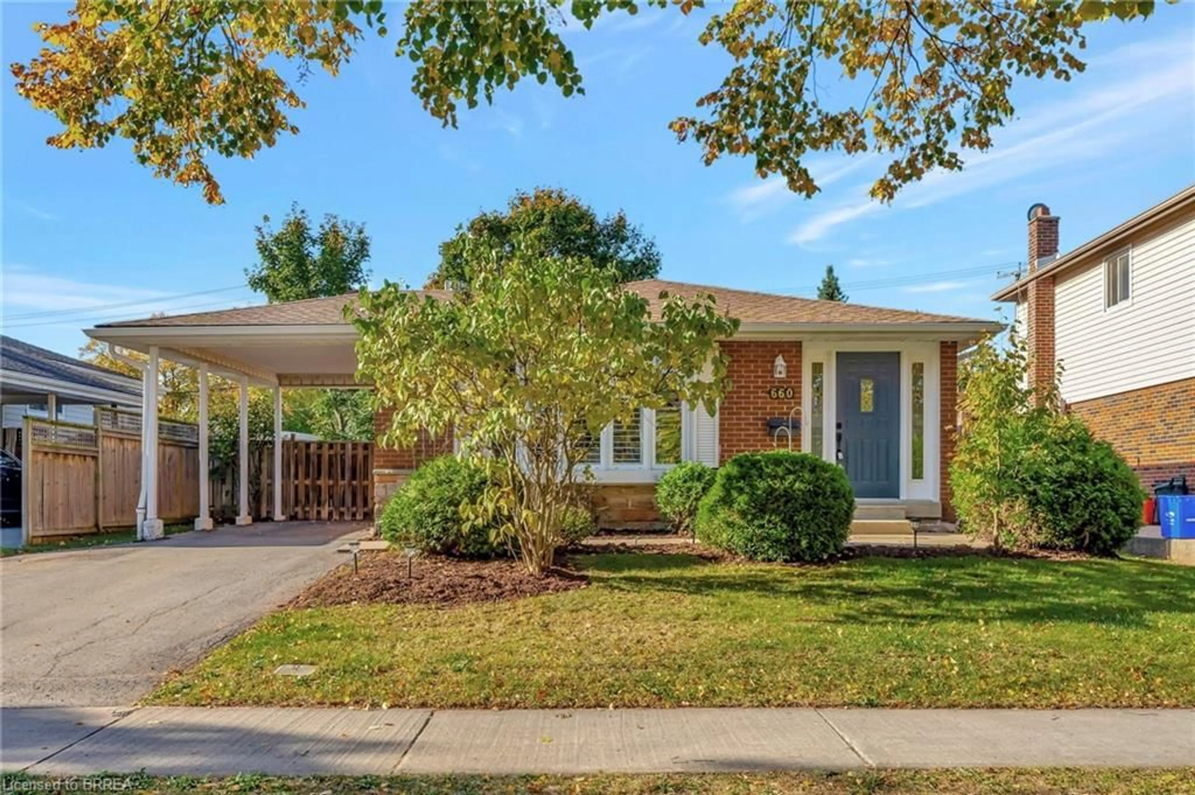 A pic from exterior of the house or condo, the street view for 660 Mullin Way, Burlington Ontario L7L 4J4