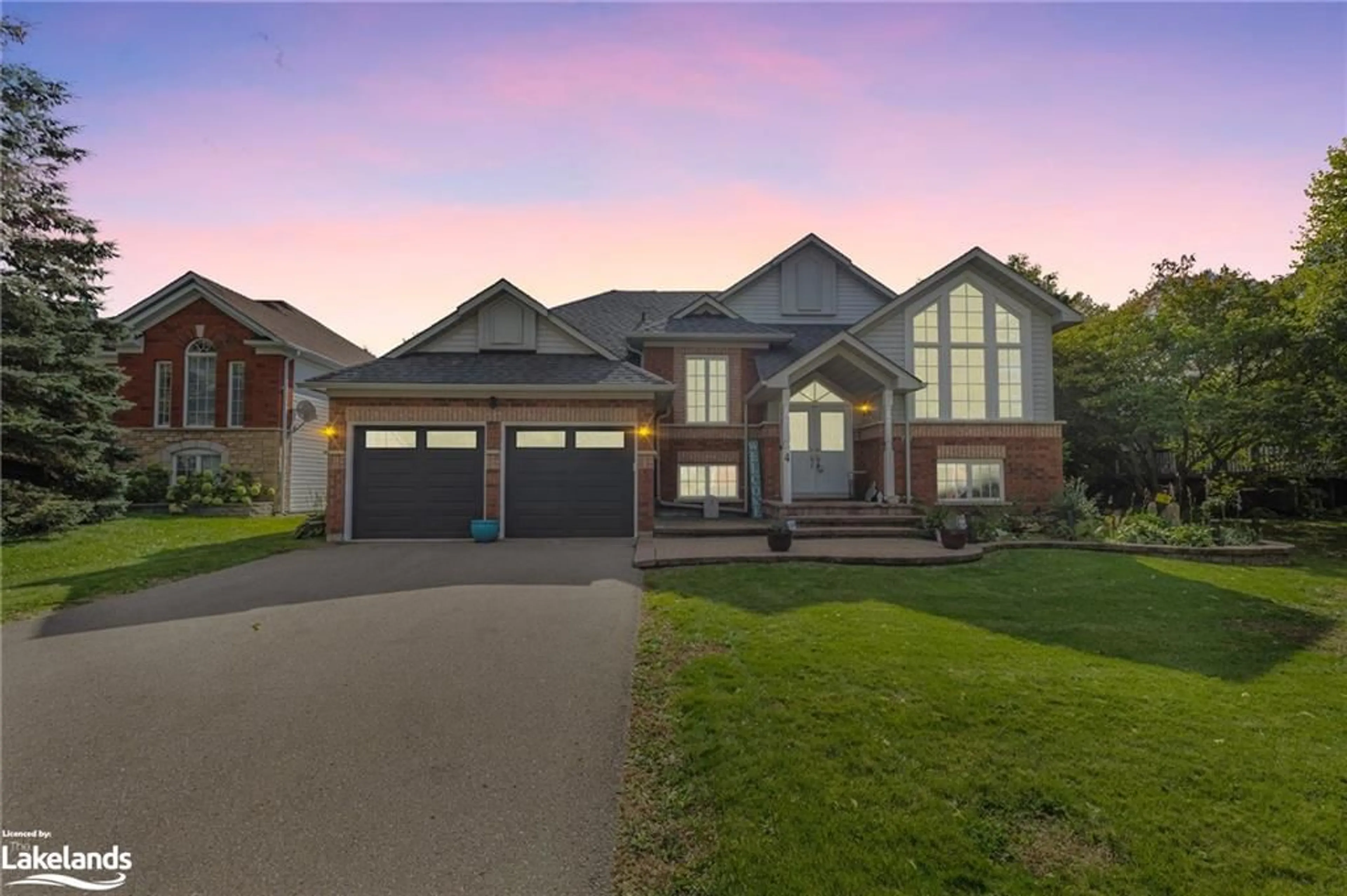 Frontside or backside of a home, the street view for 4 Foxwood Cres, Wasaga Beach Ontario L9Z 1M7