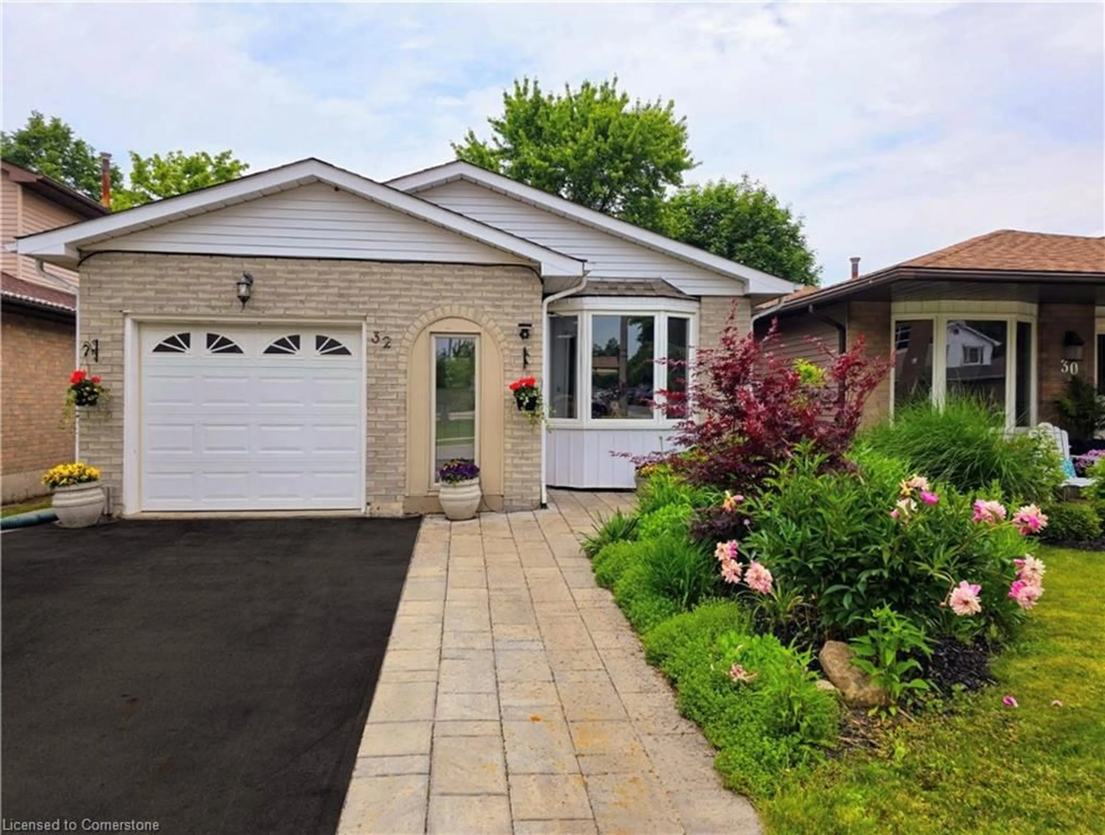 Frontside or backside of a home, cottage for 32 Braeheid Ave, Waterdown Ontario L8B 0E5