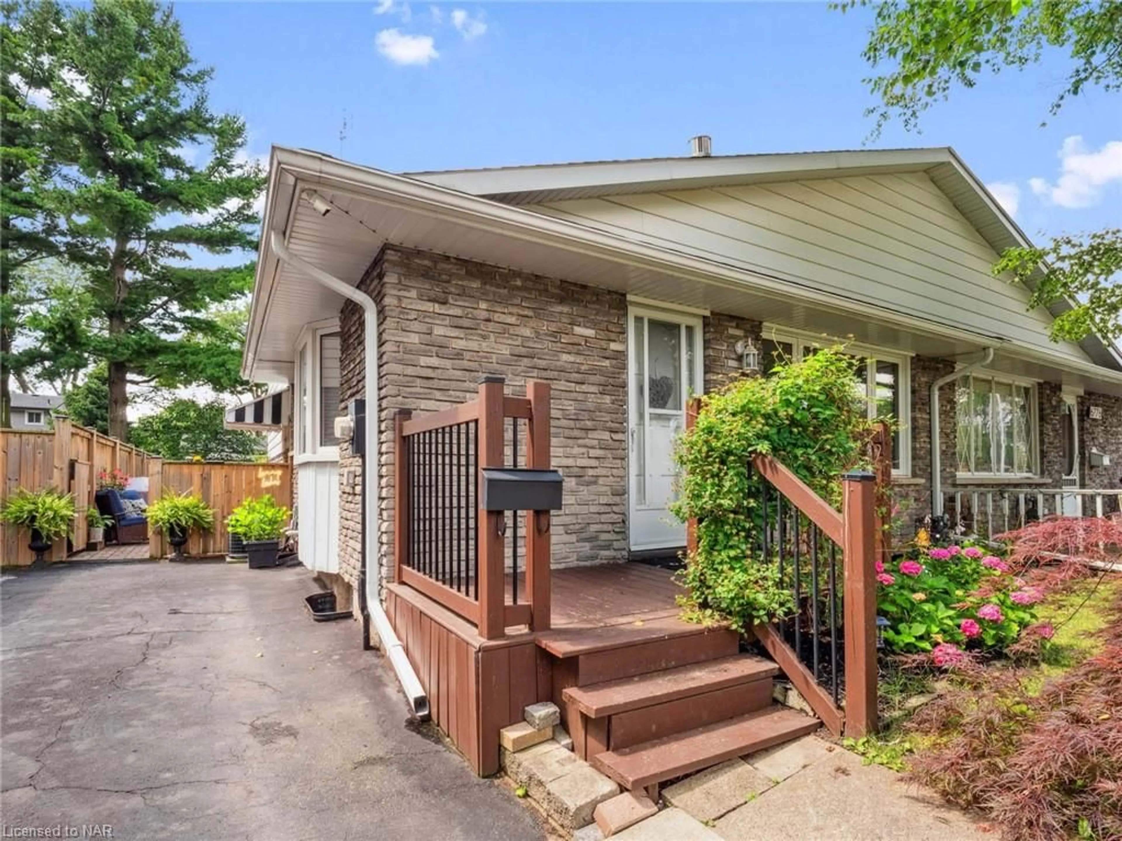 Frontside or backside of a home, cottage for 6772 Wilinger St, Niagara Falls Ontario L2J 2B3