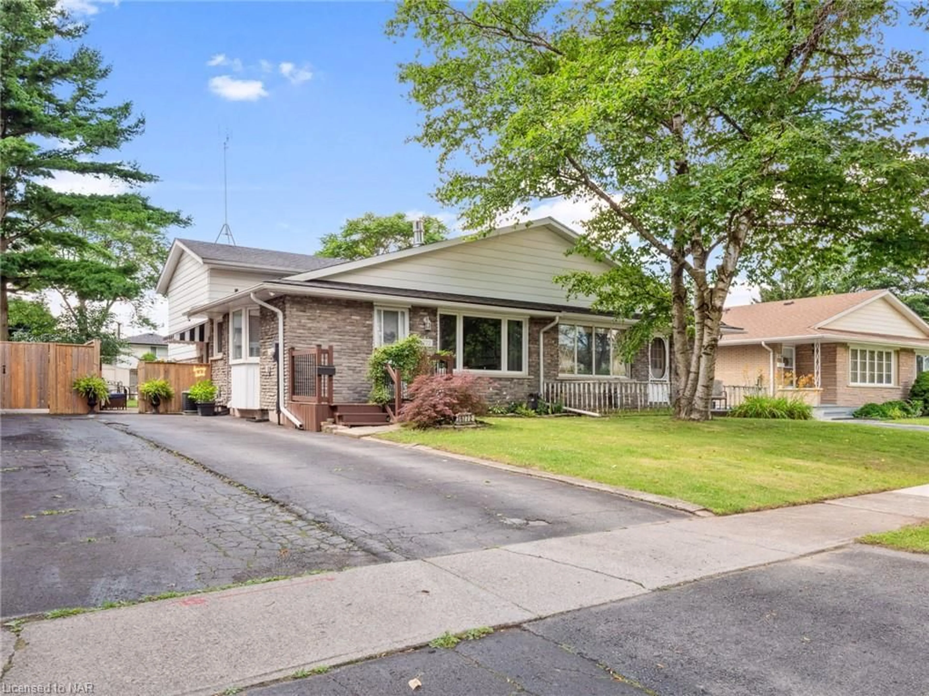 Frontside or backside of a home, cottage for 6772 Wilinger St, Niagara Falls Ontario L2J 2B3