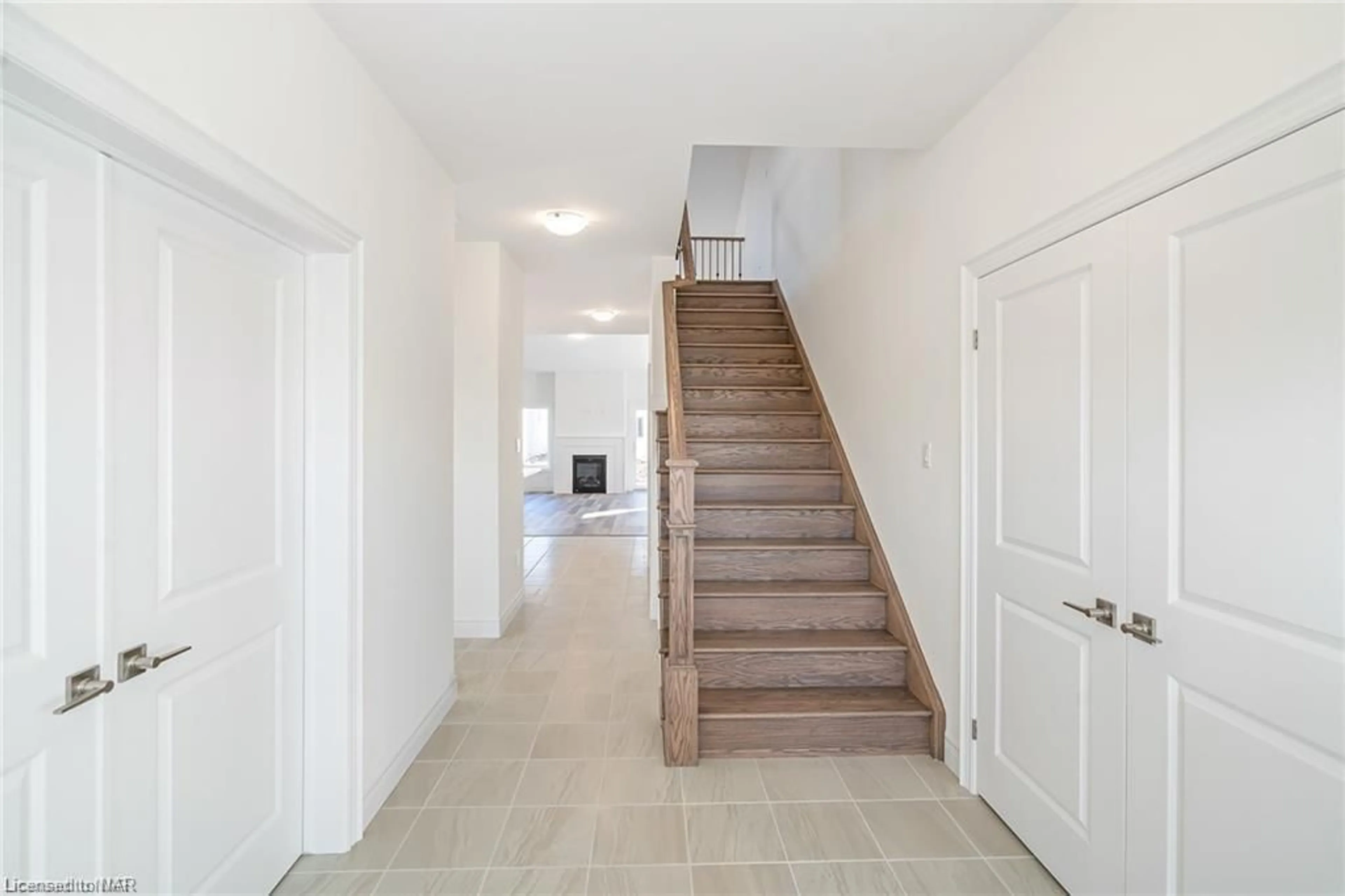 Indoor foyer, wood floors for 54 Beachwalk Cres, Crystal Beach Ontario L0S 1B0