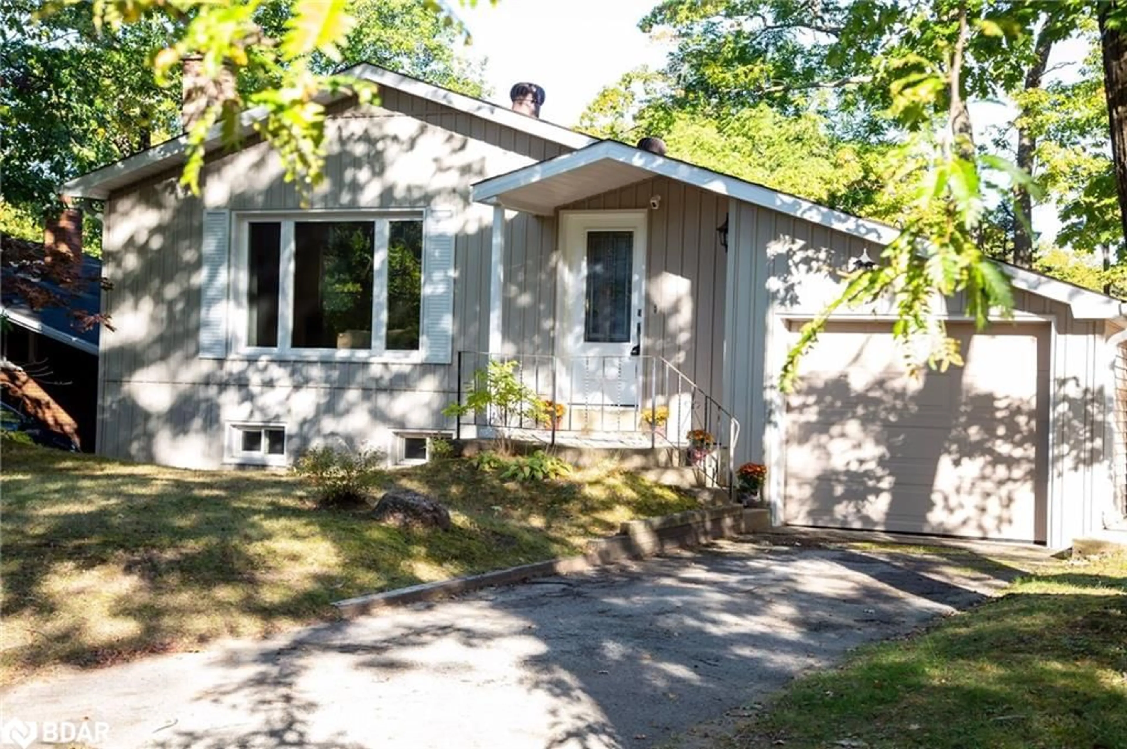 Frontside or backside of a home, cottage for 62 Knox Rd, Wasaga Beach Ontario L9Z 2A8