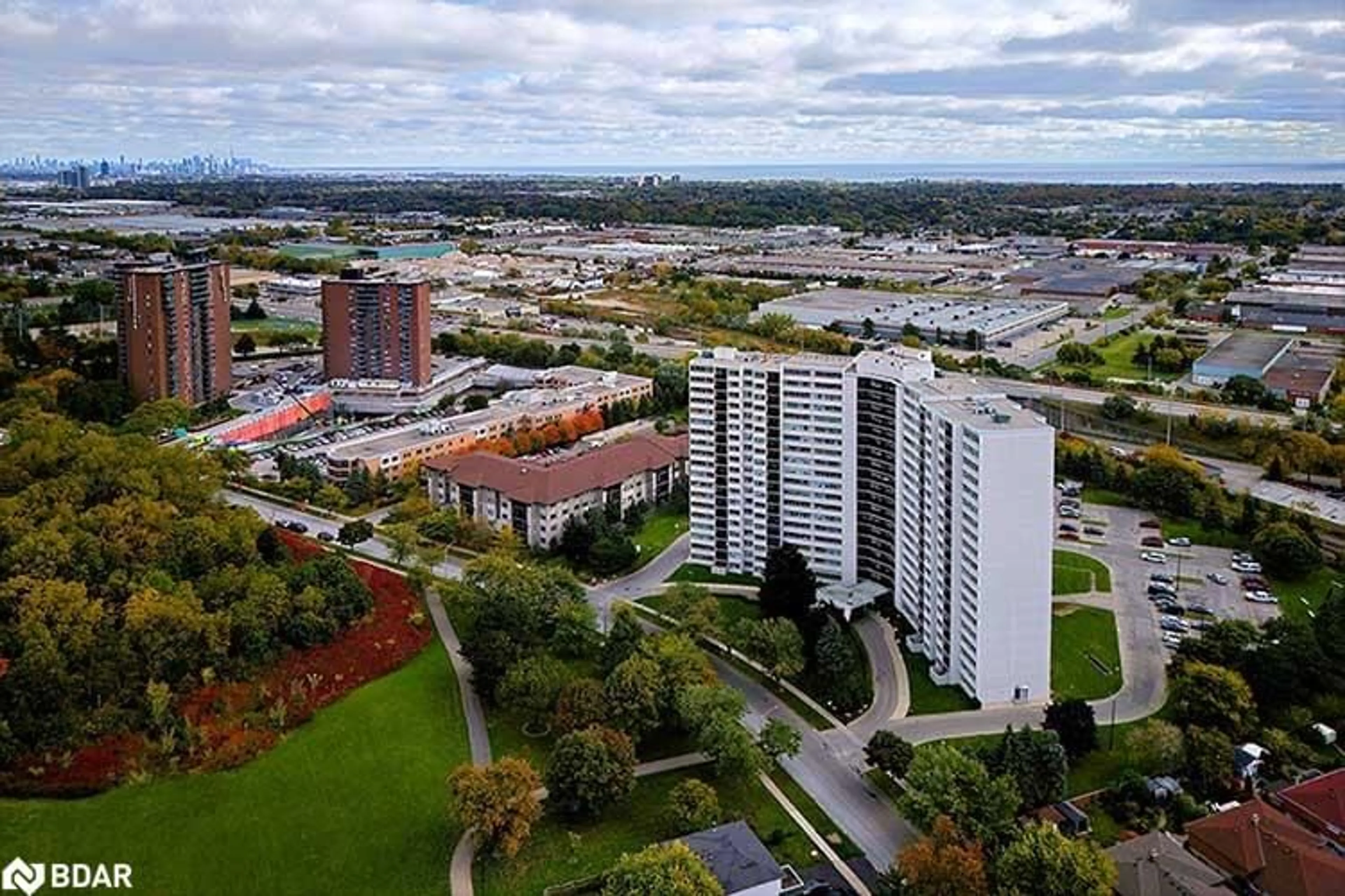 A pic from exterior of the house or condo, the view of city buildings for 530 Lolita Gdns #903, Mississauga Ontario L5A 3T2