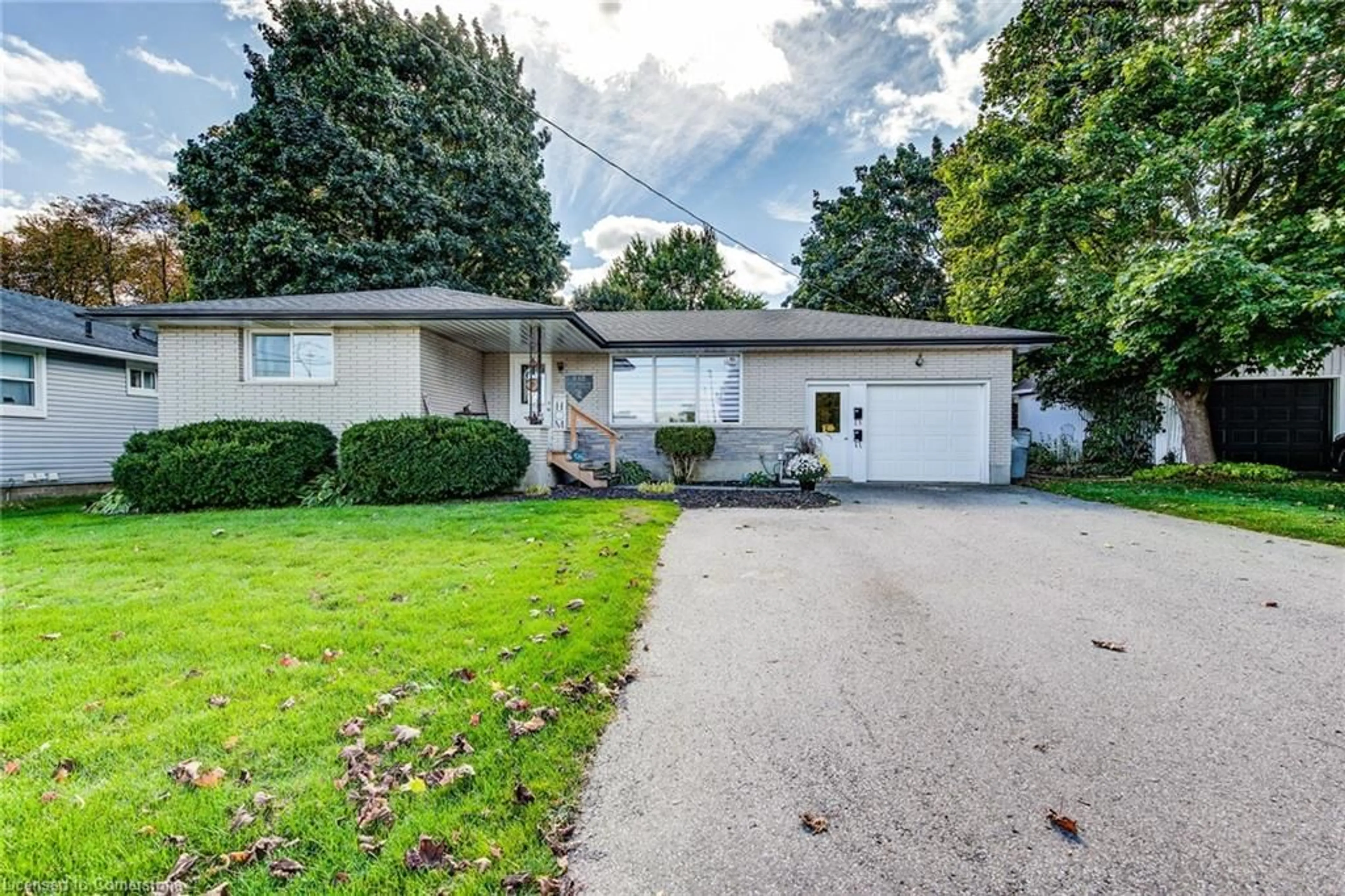 Frontside or backside of a home, the street view for 530 Elizabeth St, Listowel Ontario N4W 2R2