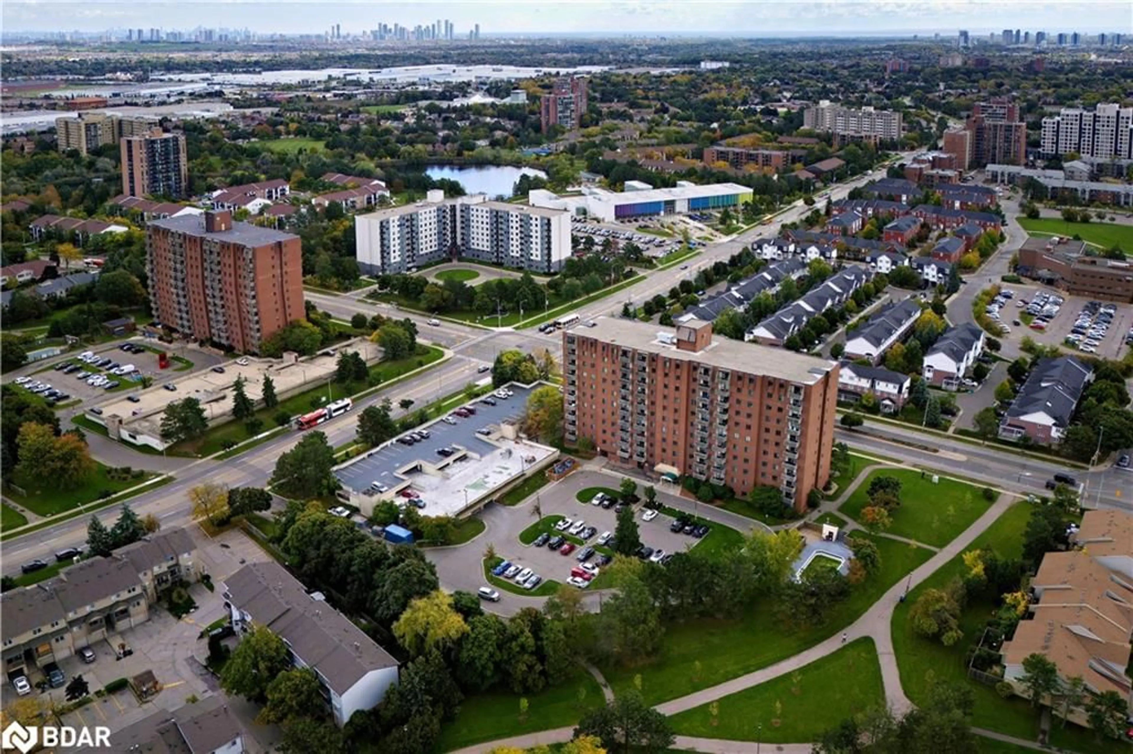 A pic from exterior of the house or condo, the view of city buildings for 6720 Glen Erin Dr #1013, Mississauga Ontario L5N 3K8