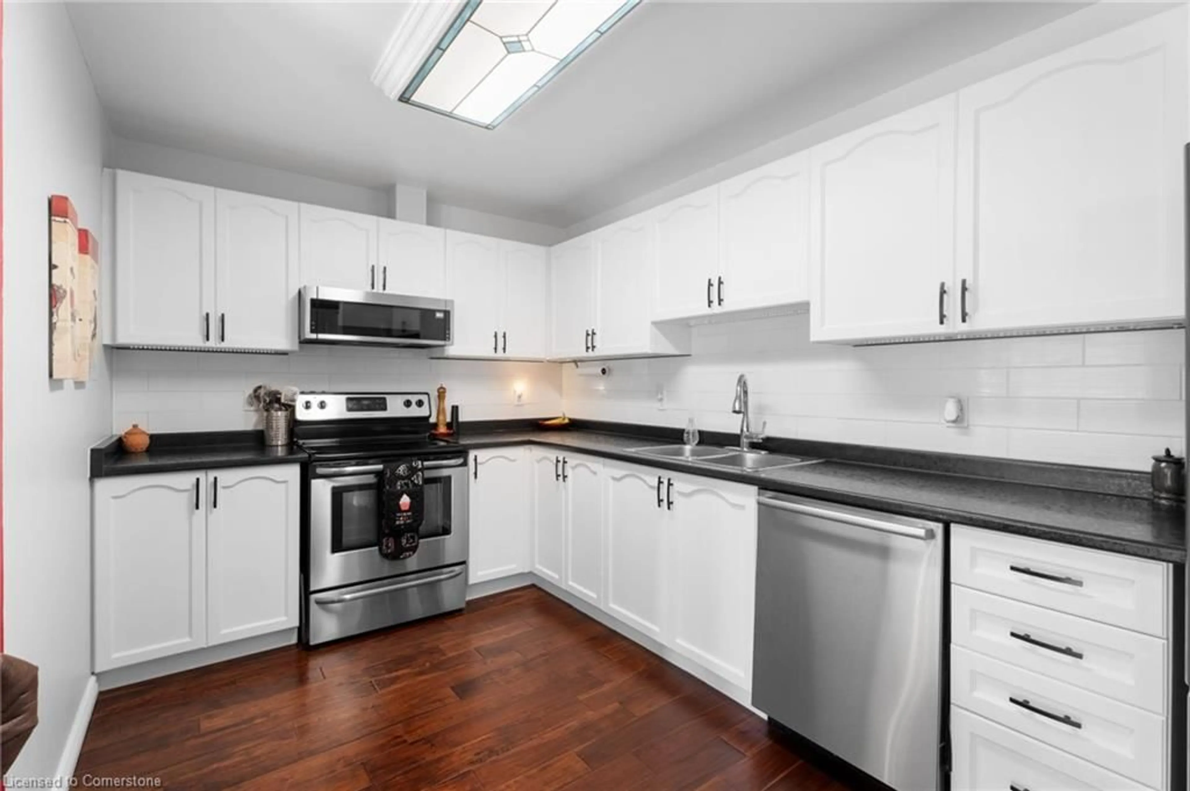 Standard kitchen, wood floors, cottage for 4363 Beverly Cres, Lincoln Ontario L0R 1B6