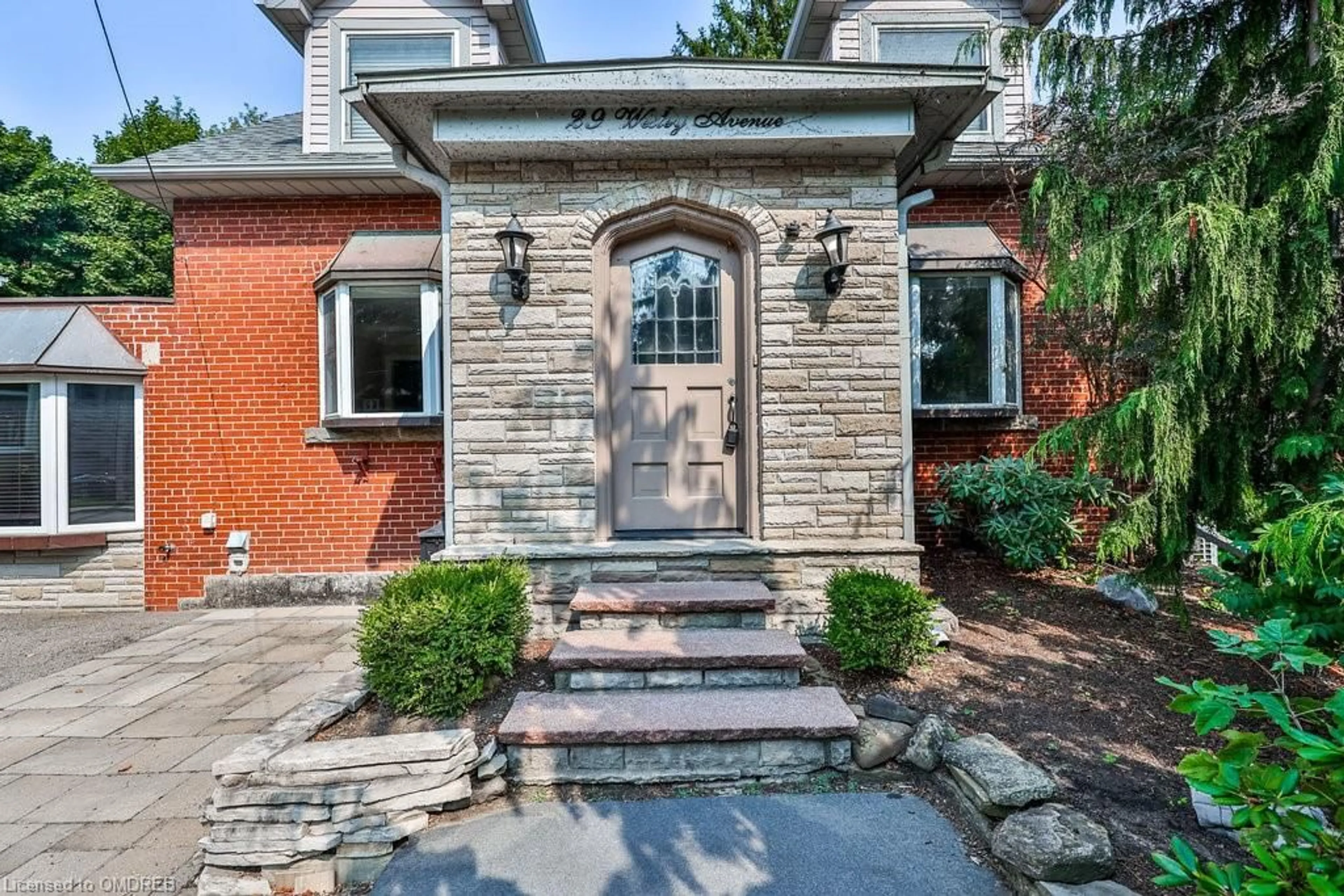 Home with brick exterior material for 29 Wesley Ave, Mississauga Ontario L5H 2M6