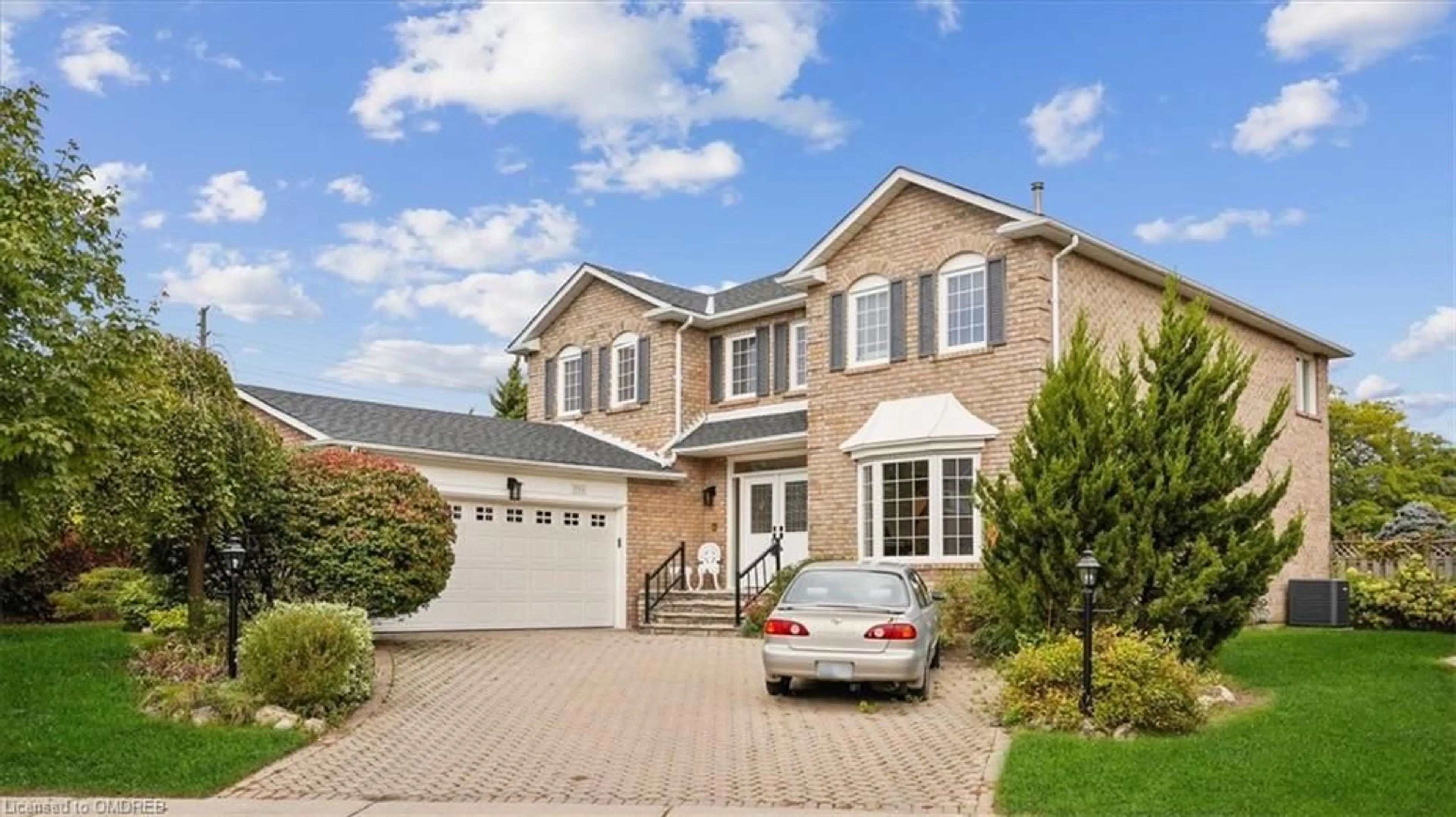 Frontside or backside of a home, the street view for 524 Chillingham Cres, Oakville Ontario L6J 6N7