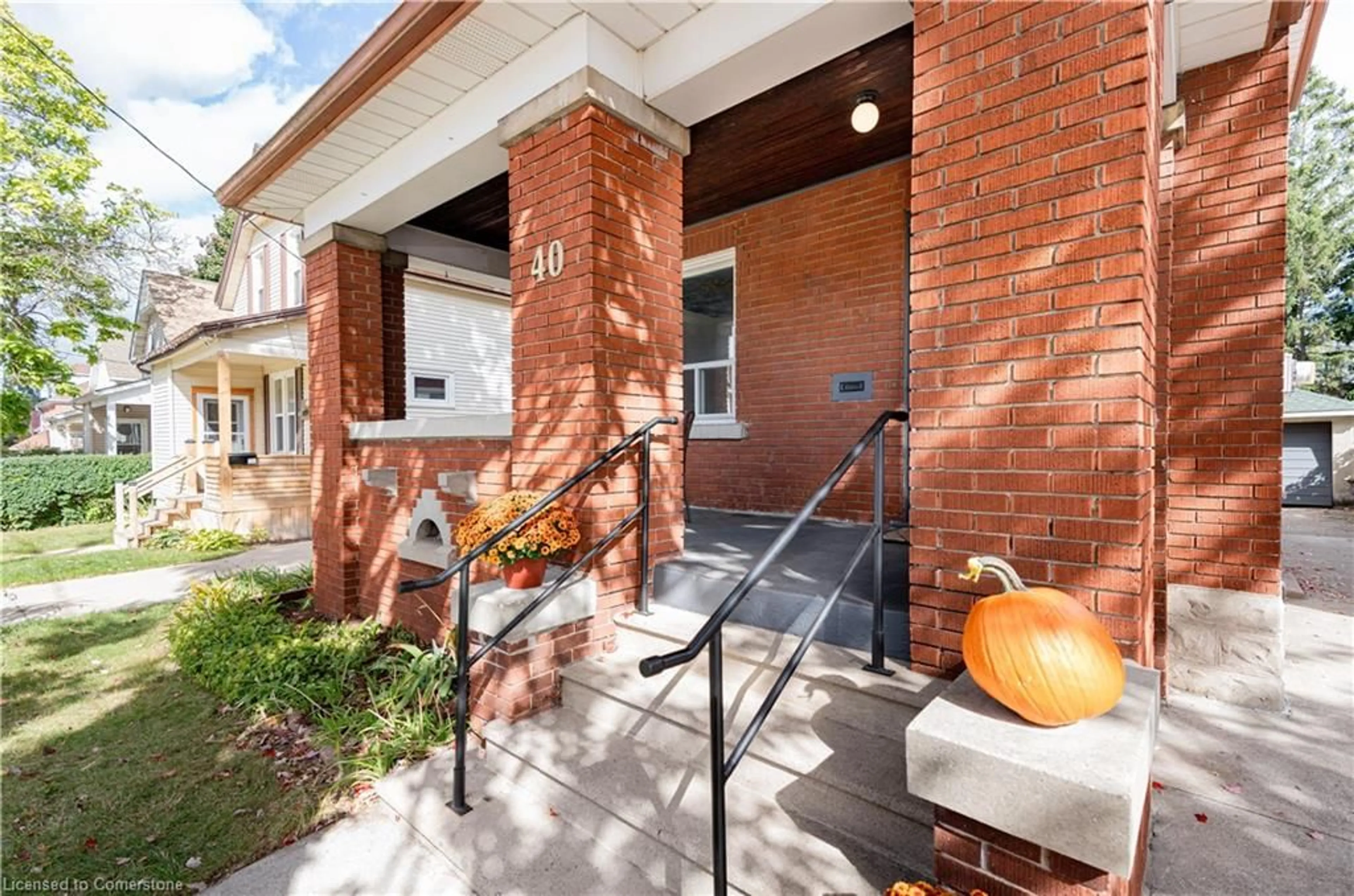 Home with brick exterior material for 40 Henry St, Kitchener Ontario N2G 1P3