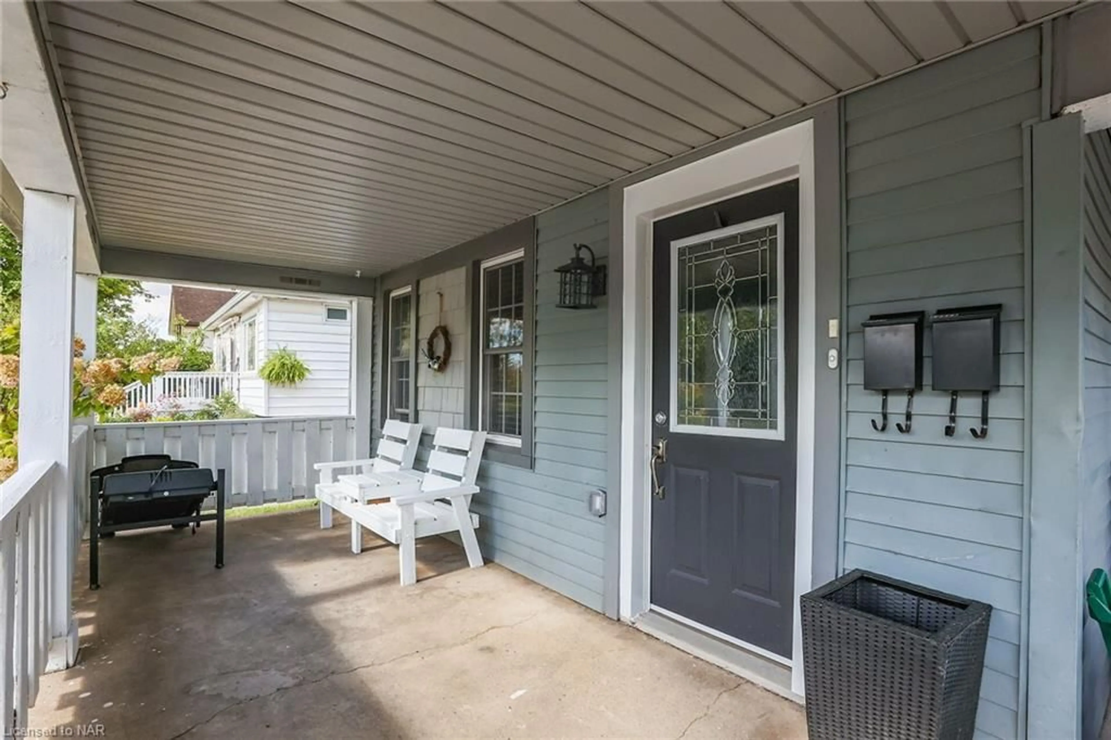 Indoor entryway, wood floors for 242 Jarvis St, Fort Erie Ontario L2A 2S5