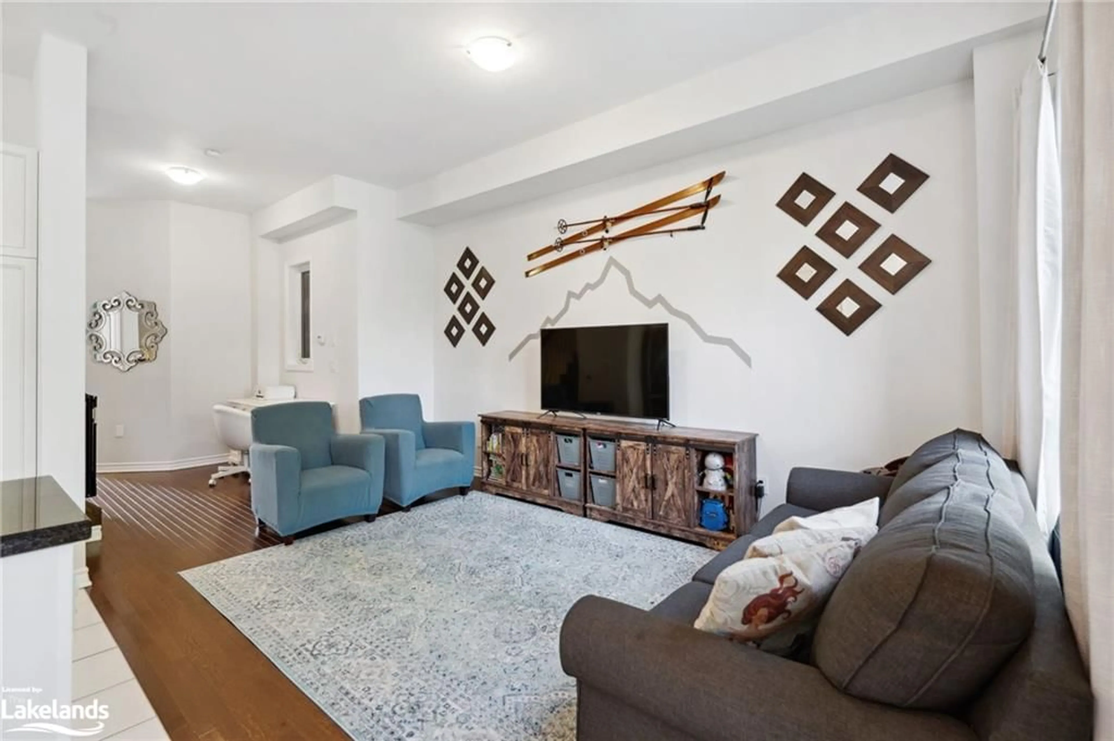 Living room, wood floors for 6 Blasi Crt, Wasaga Beach Ontario L9Z 0H3