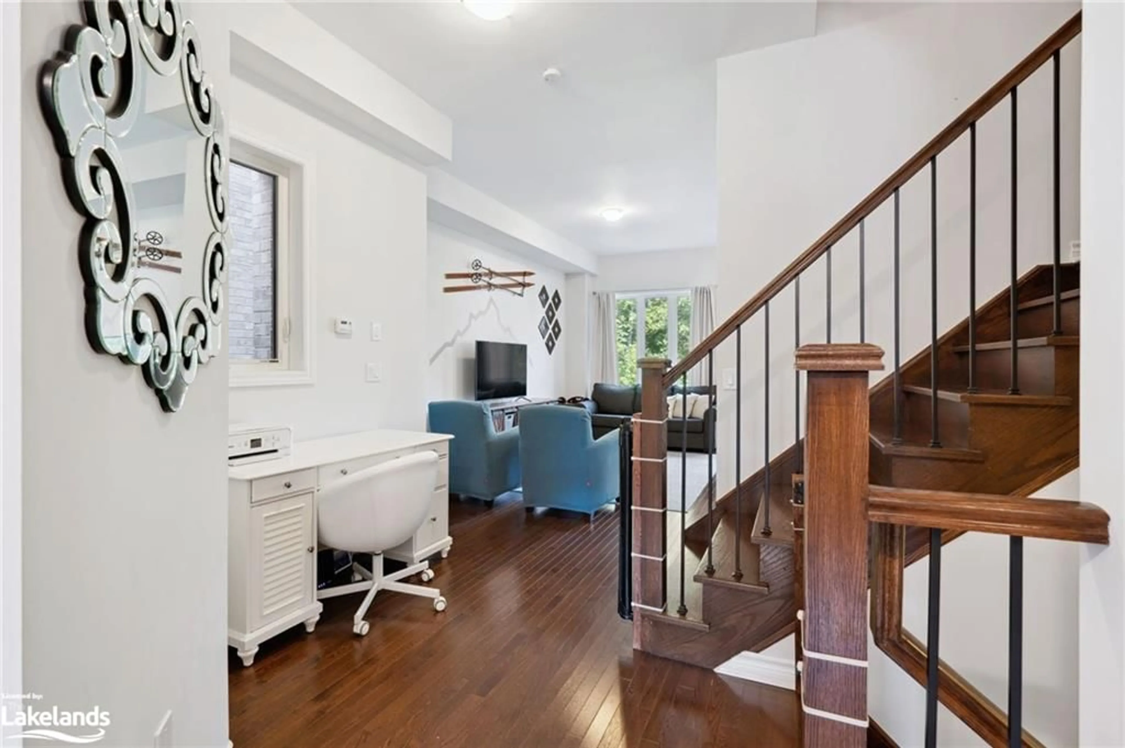 Indoor entryway, wood floors for 6 Blasi Crt, Wasaga Beach Ontario L9Z 0H3