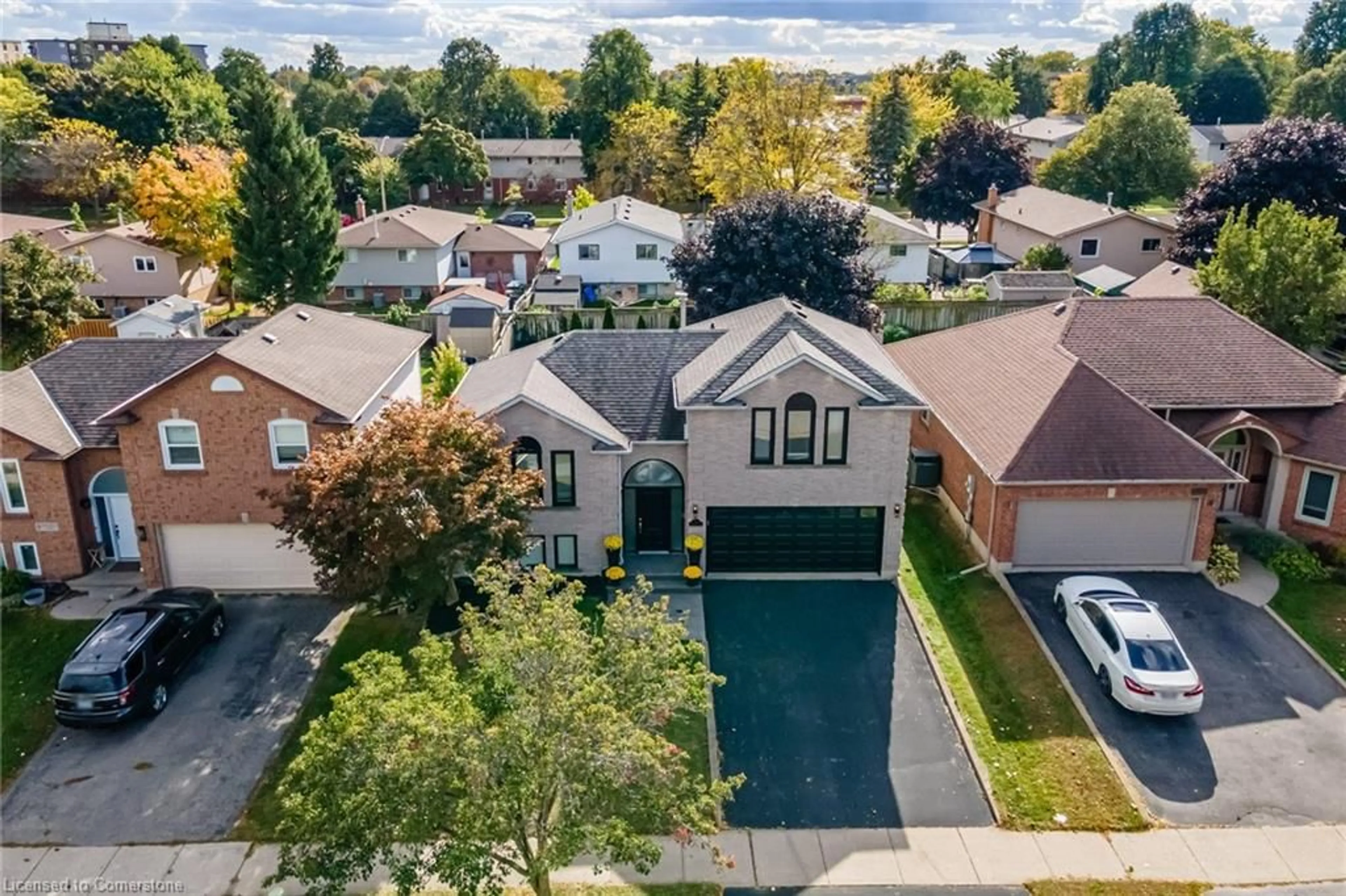 Frontside or backside of a home, the street view for 11 Maplecrest Lane, Brantford Ontario N3R 7V1