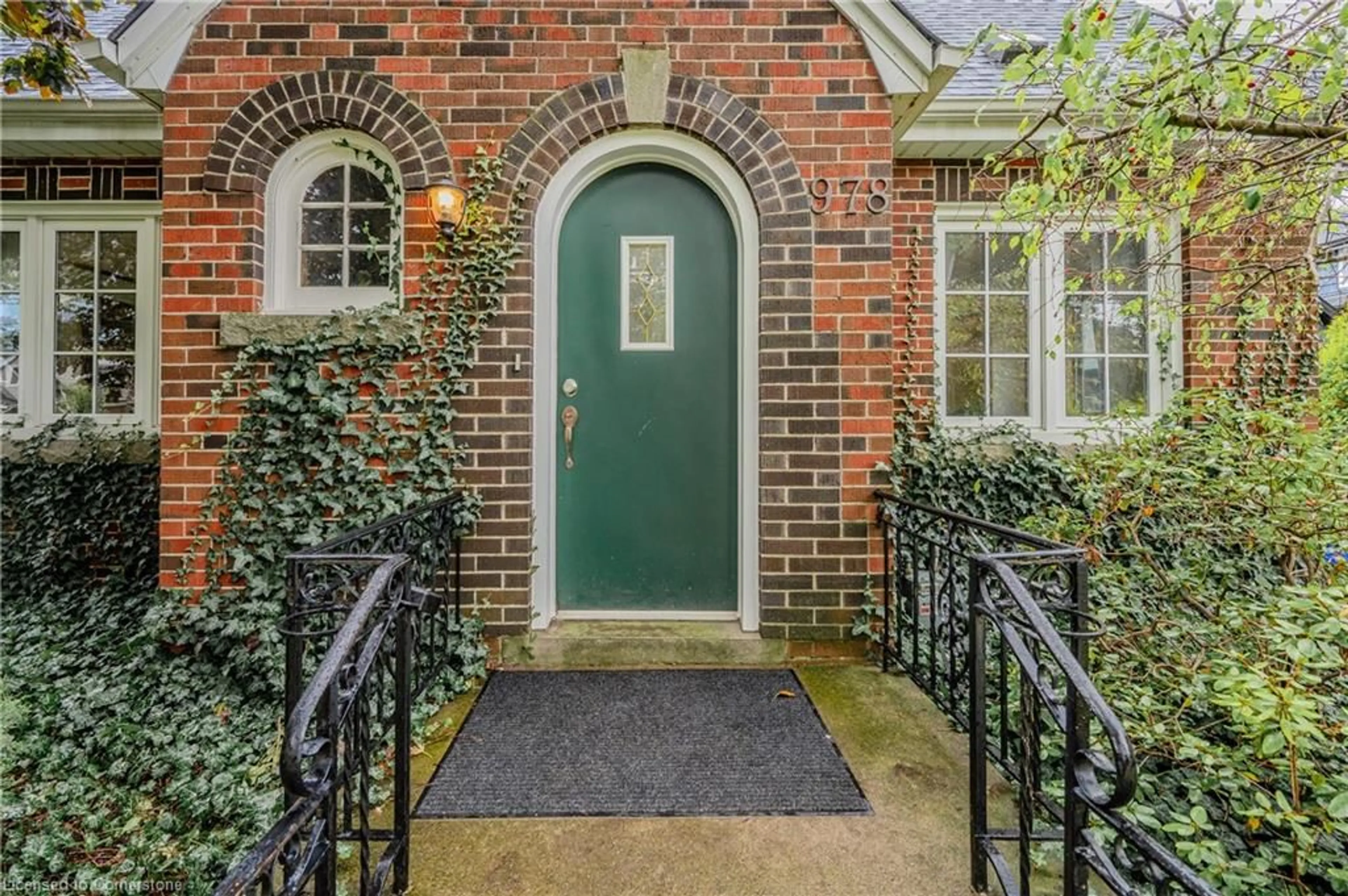 Indoor entryway, wood floors for 978 North Shore Blvd, Burlington Ontario L7T 1B1