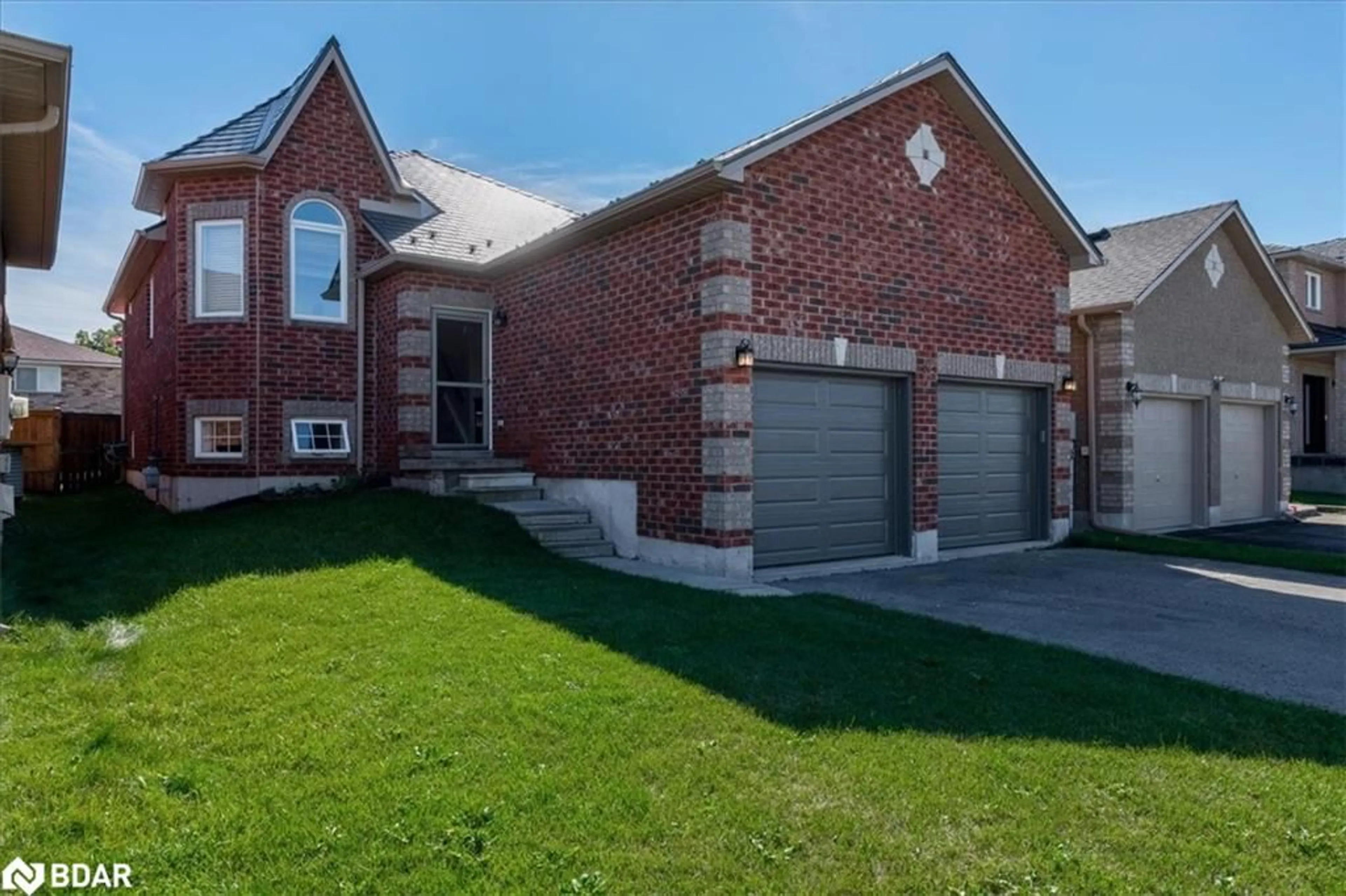 Home with brick exterior material for 32 Majesty Blvd, Barrie Ontario L4M 7K3