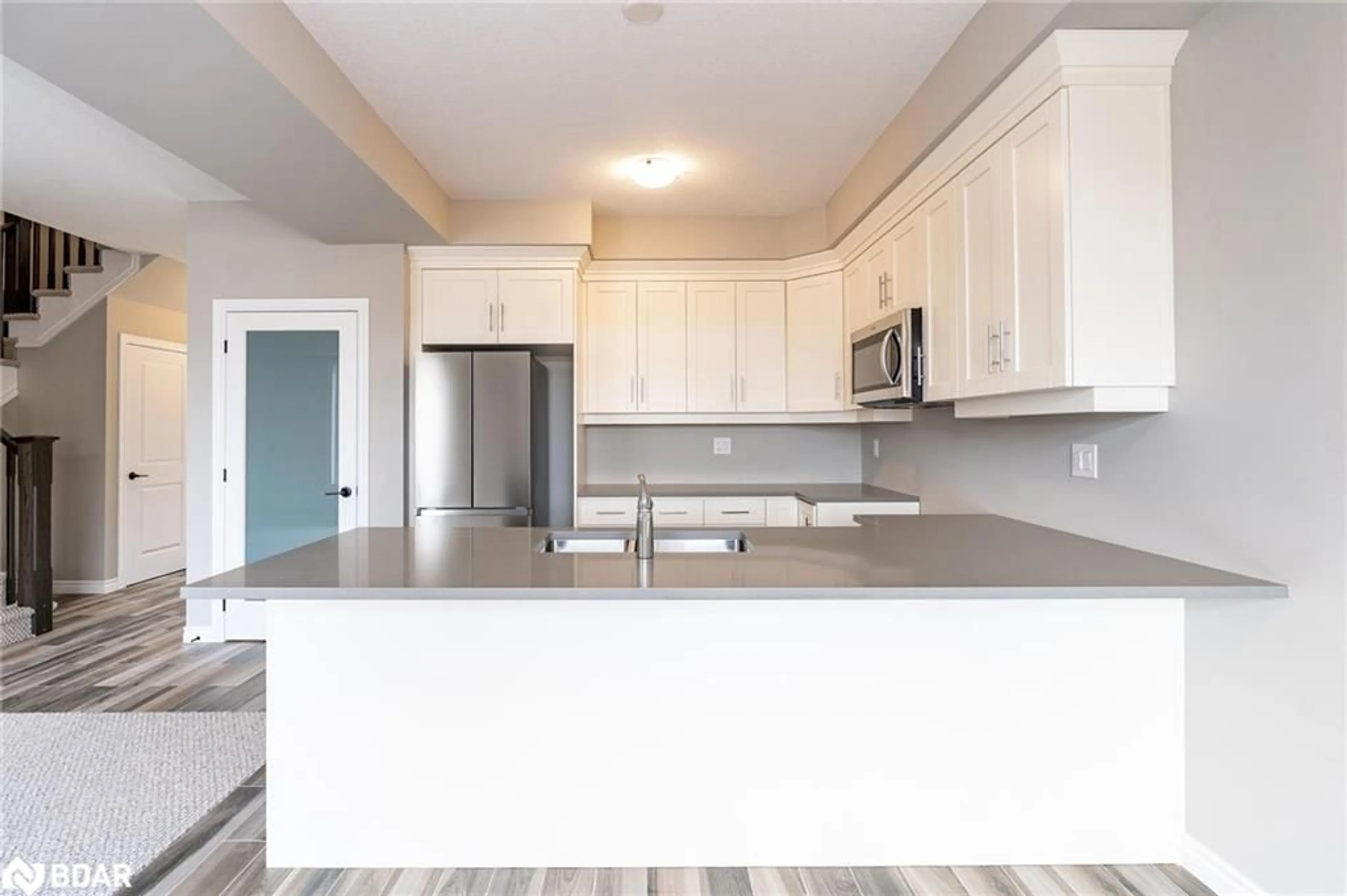 Open concept kitchen for 1052 Wright Dr, Midland Ontario L4R 0E4