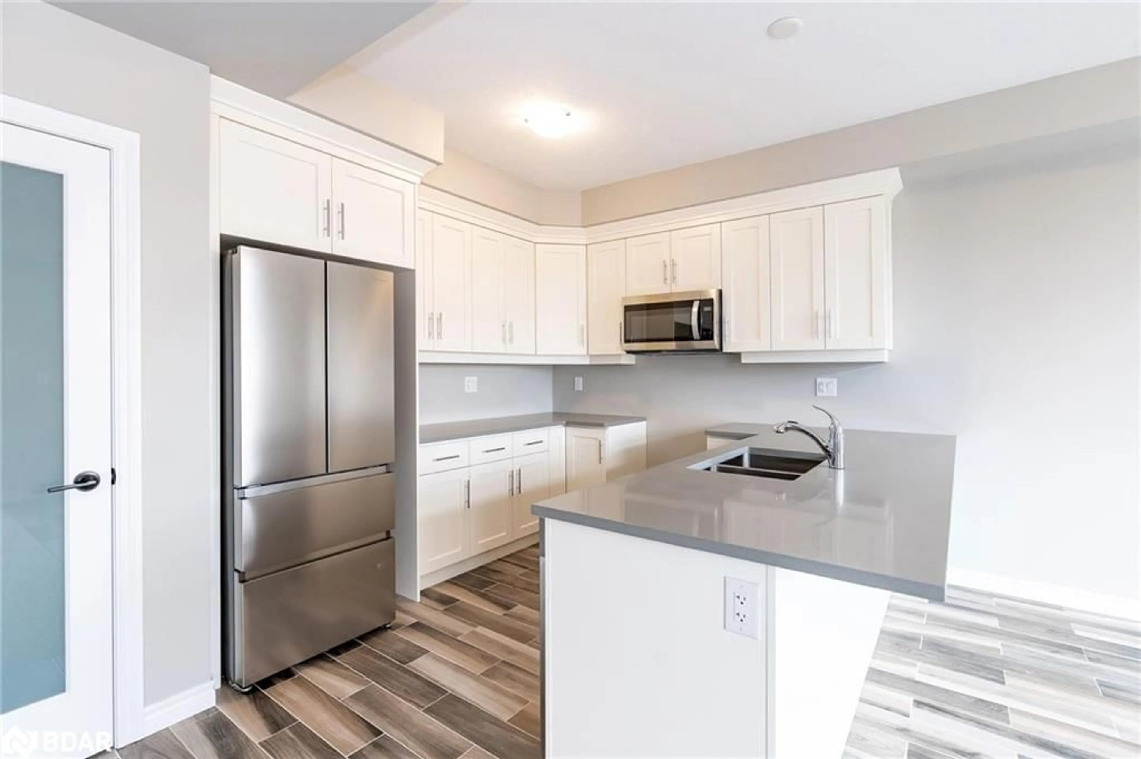 Open concept kitchen for 1052 Wright Dr, Midland Ontario L4R 0E4