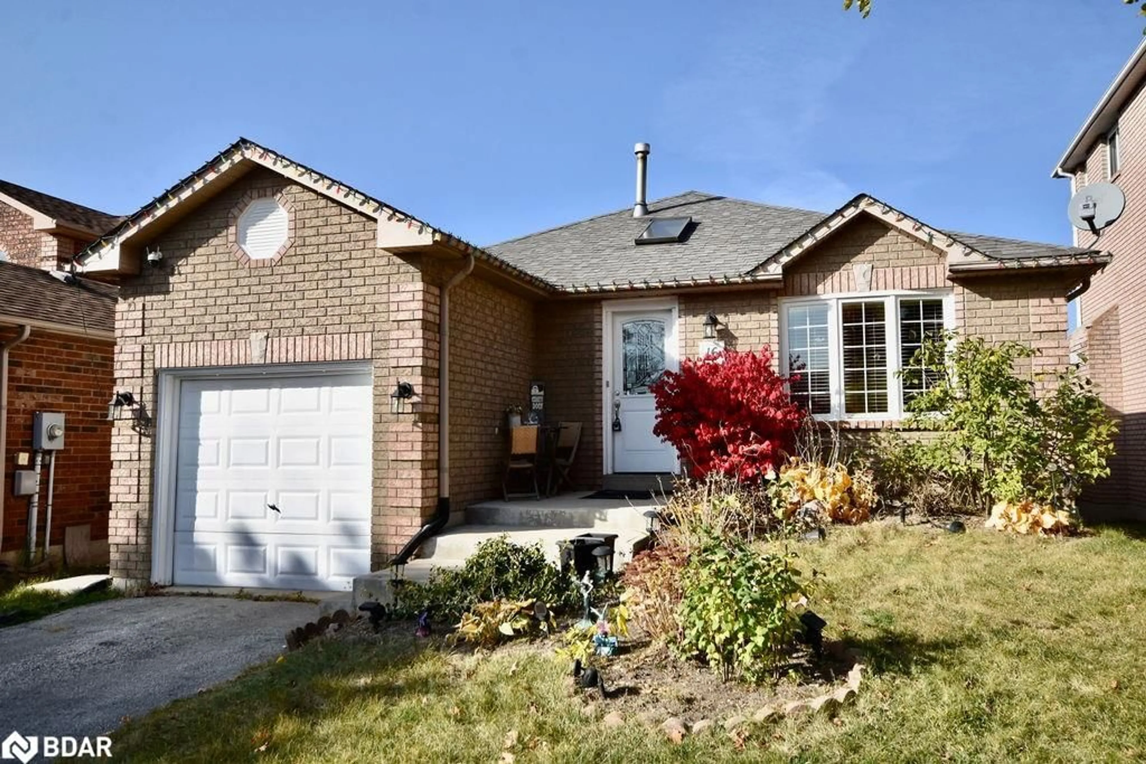 Frontside or backside of a home, cottage for 16 Waddington Cres, Barrie Ontario L4N 8C8