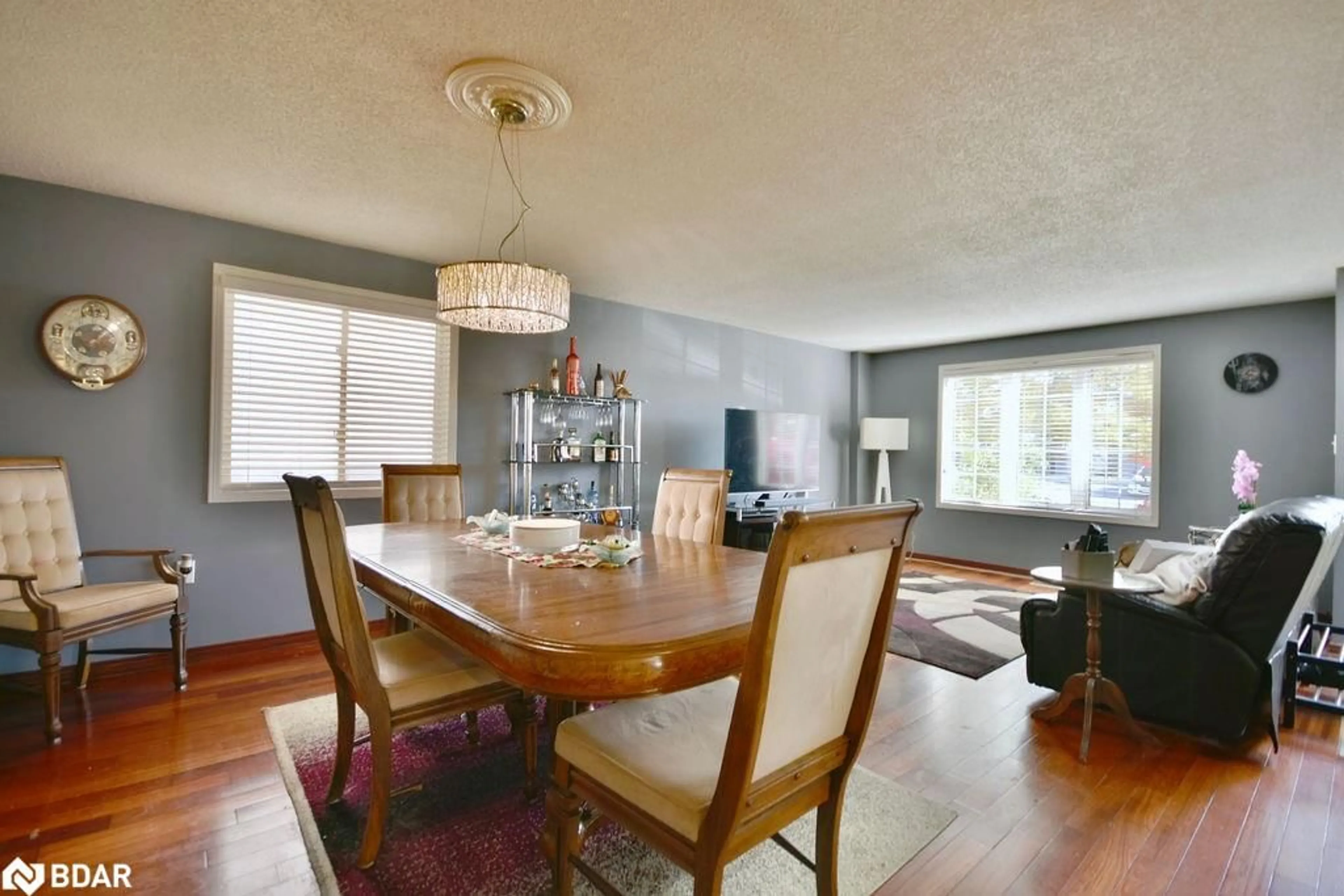 Dining room, wood floors, cottage for 16 Waddington Cres, Barrie Ontario L4N 8C8