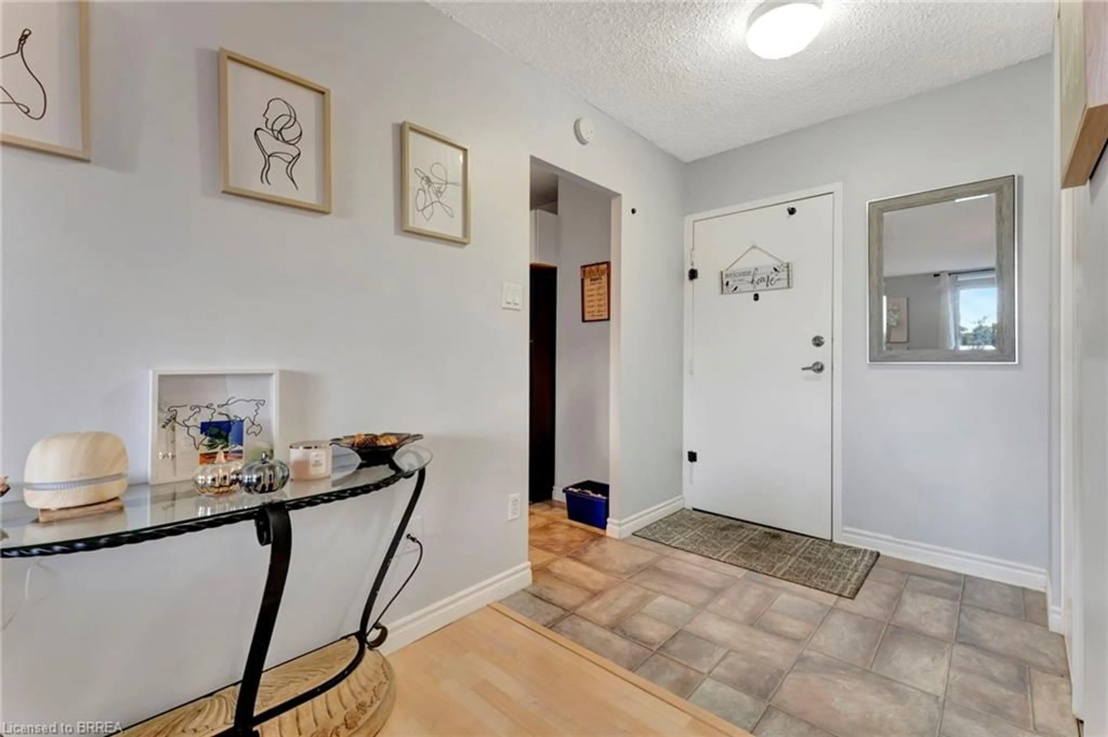 Indoor entryway, wood floors for 640 West St #506, Brantford Ontario N3R 6M3