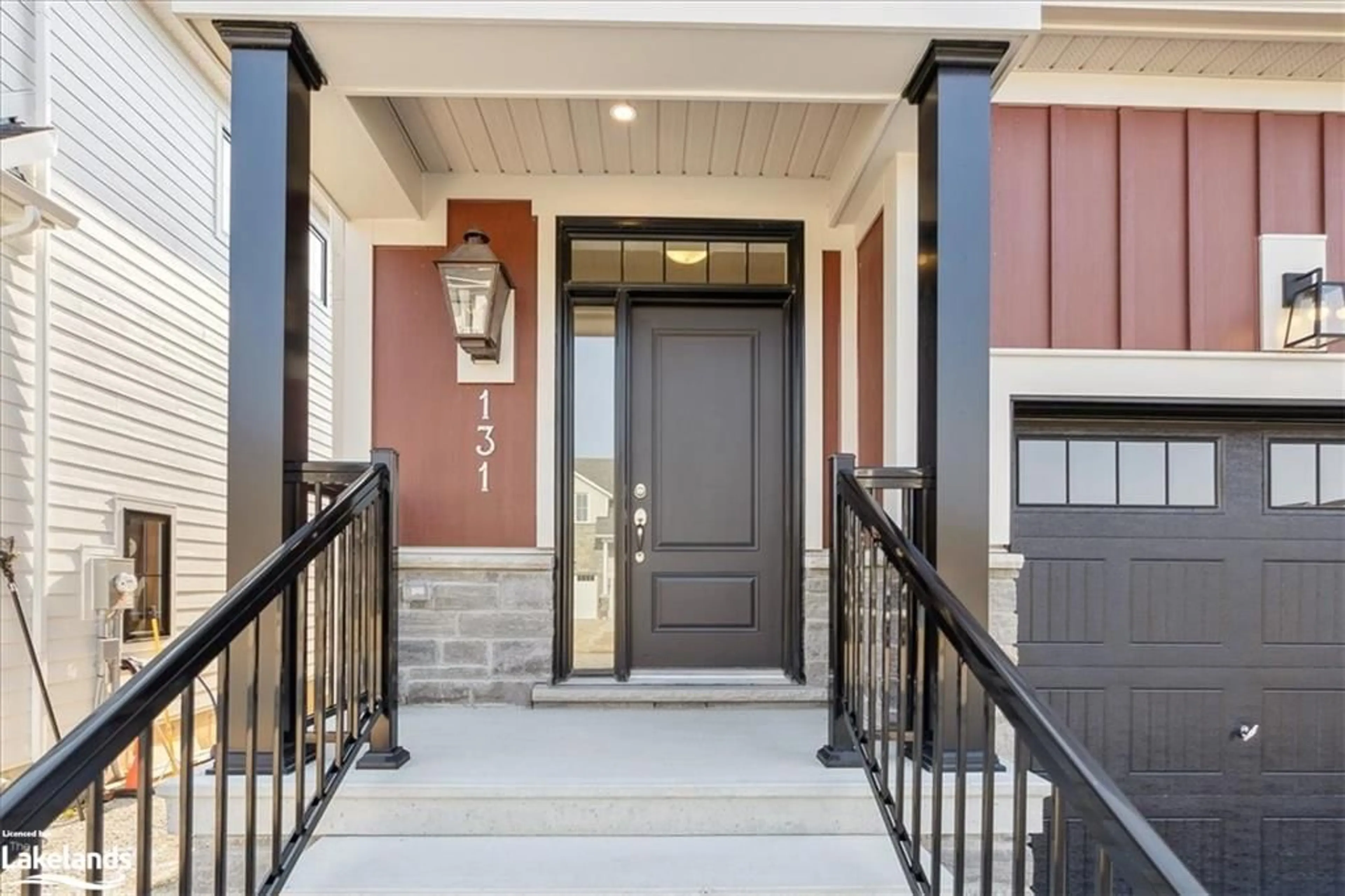 Indoor entryway, wood floors for 131 White Oak Cres, The Blue Mountains Ontario L9Y 0Z3