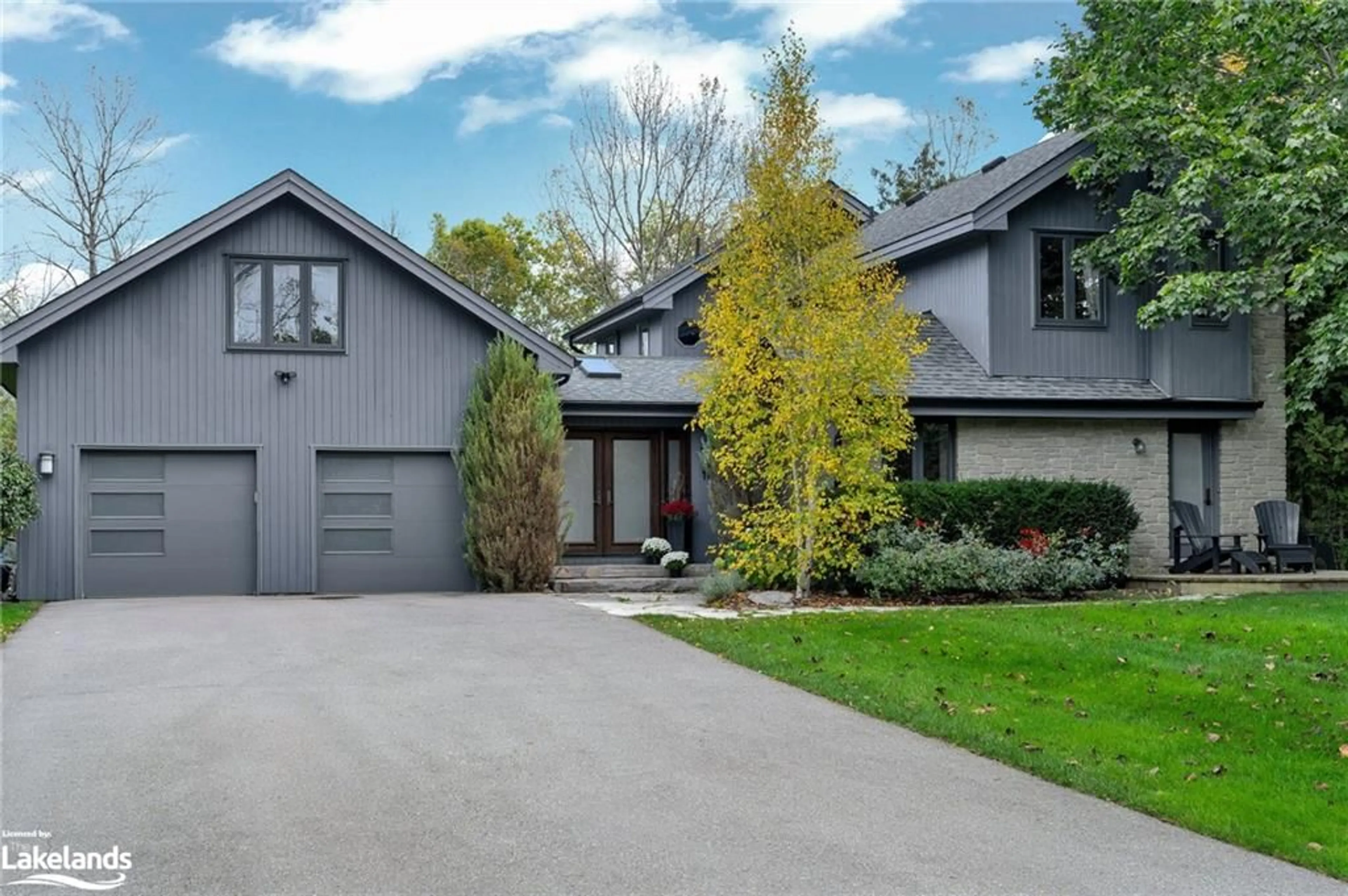 Frontside or backside of a home, cottage for 11 Woodview Dr, Clearview Ontario L9Y 3Y9