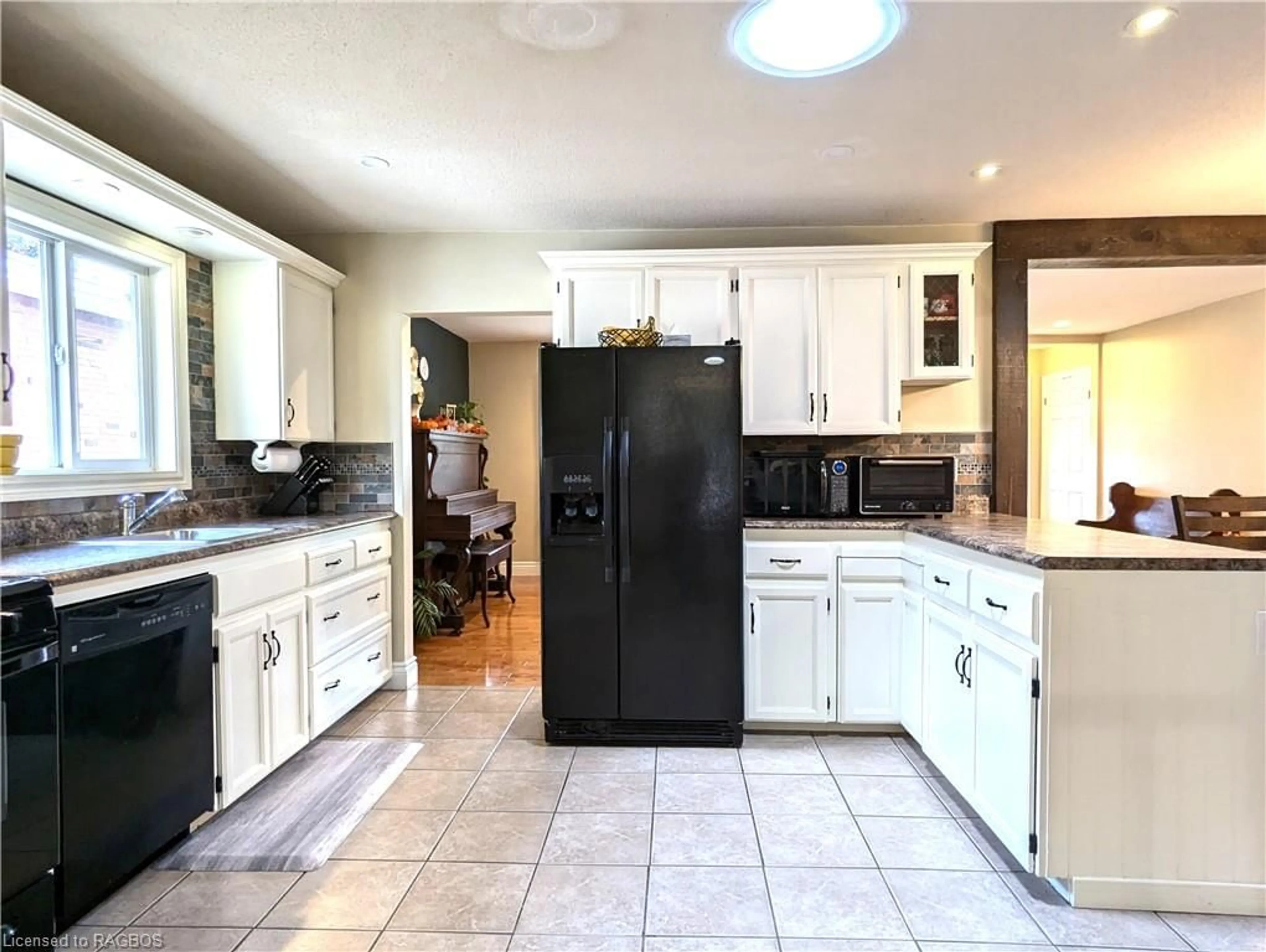 Open concept kitchen for 1746 6th Ave, Owen Sound Ontario N4K 2V8