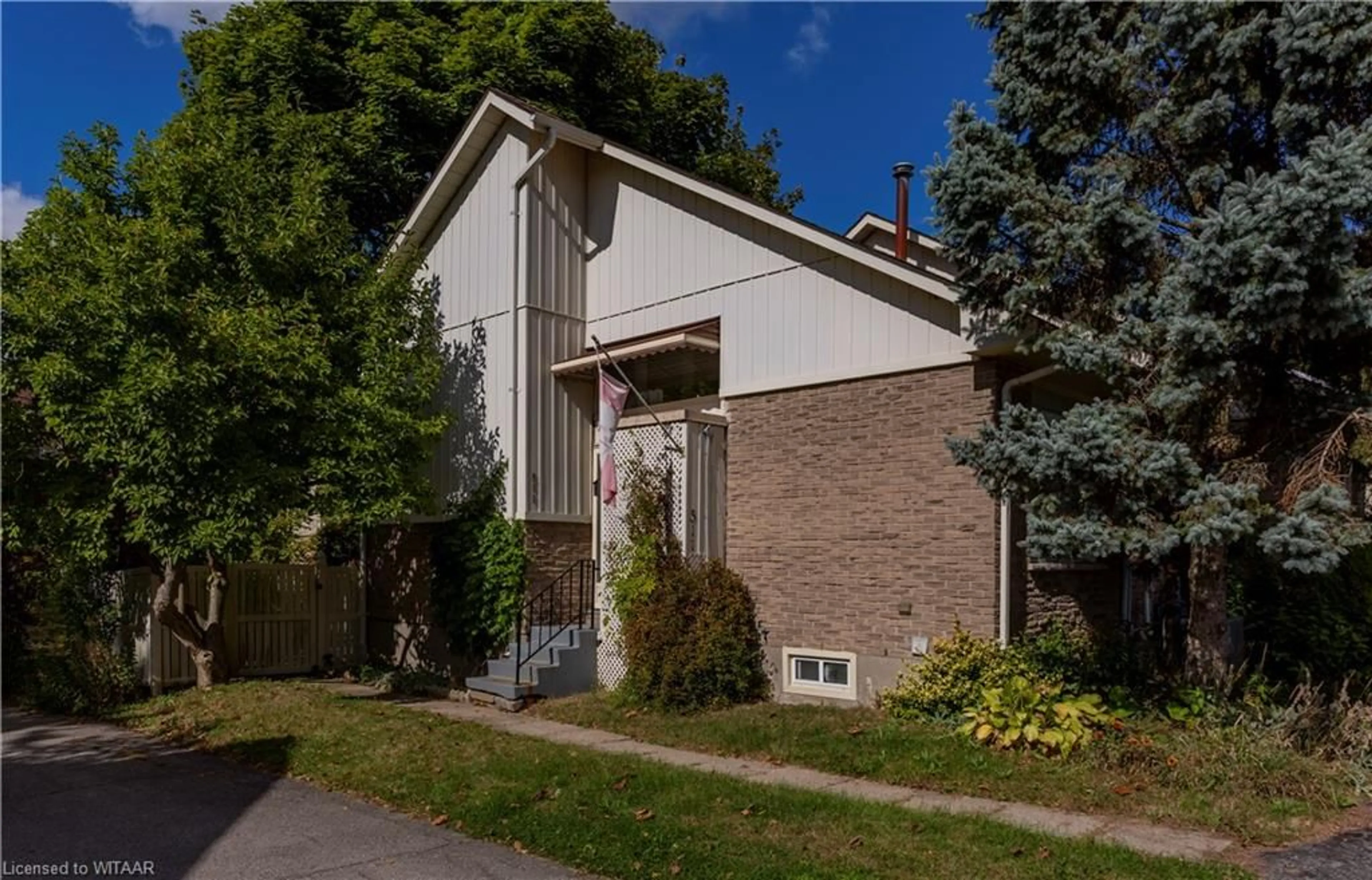 A pic from exterior of the house or condo, the front or back of building for 511 Ferndale Crt, London Ontario N6A 5C2