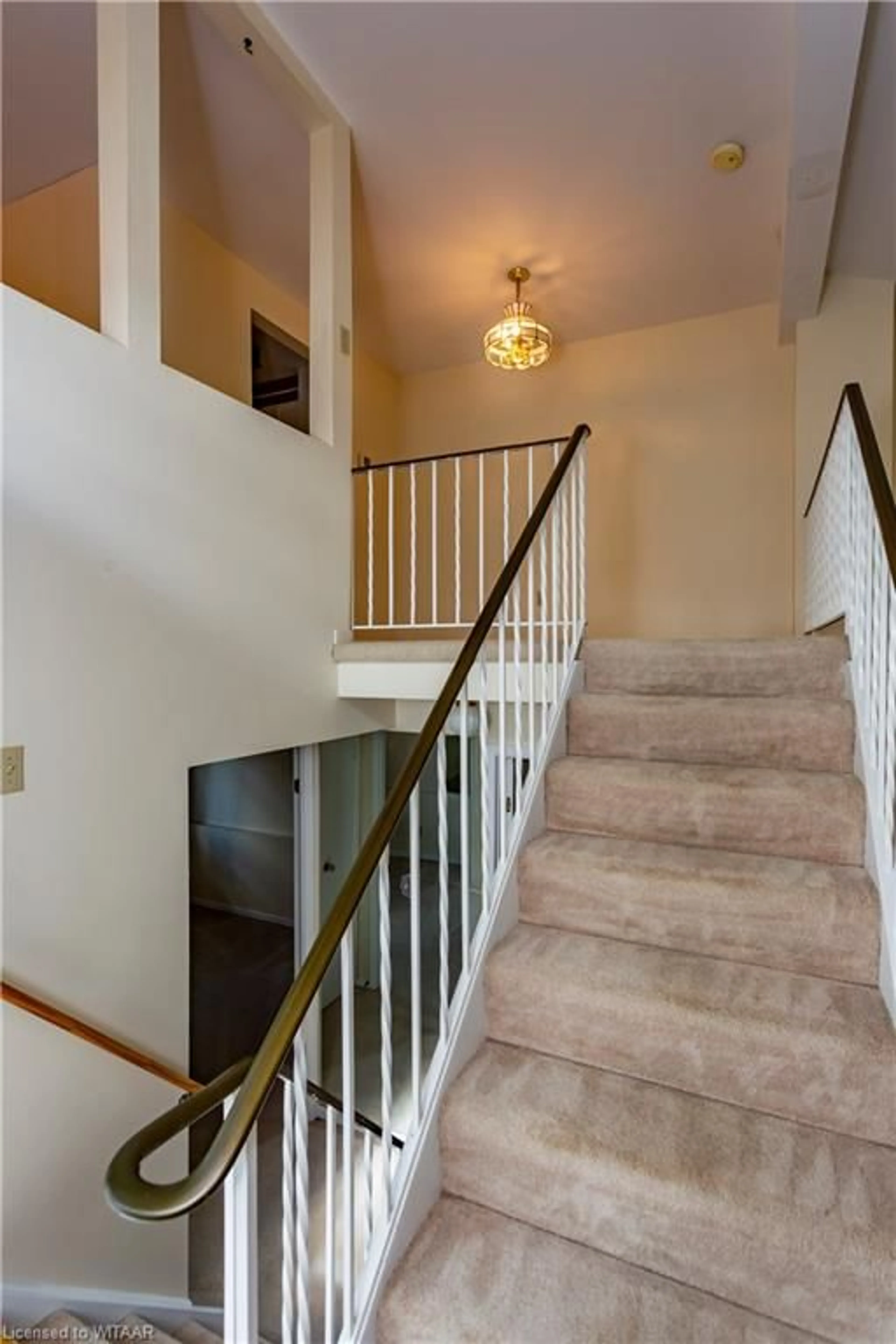 Indoor foyer, carpet floors for 511 Ferndale Crt, London Ontario N6A 5C2