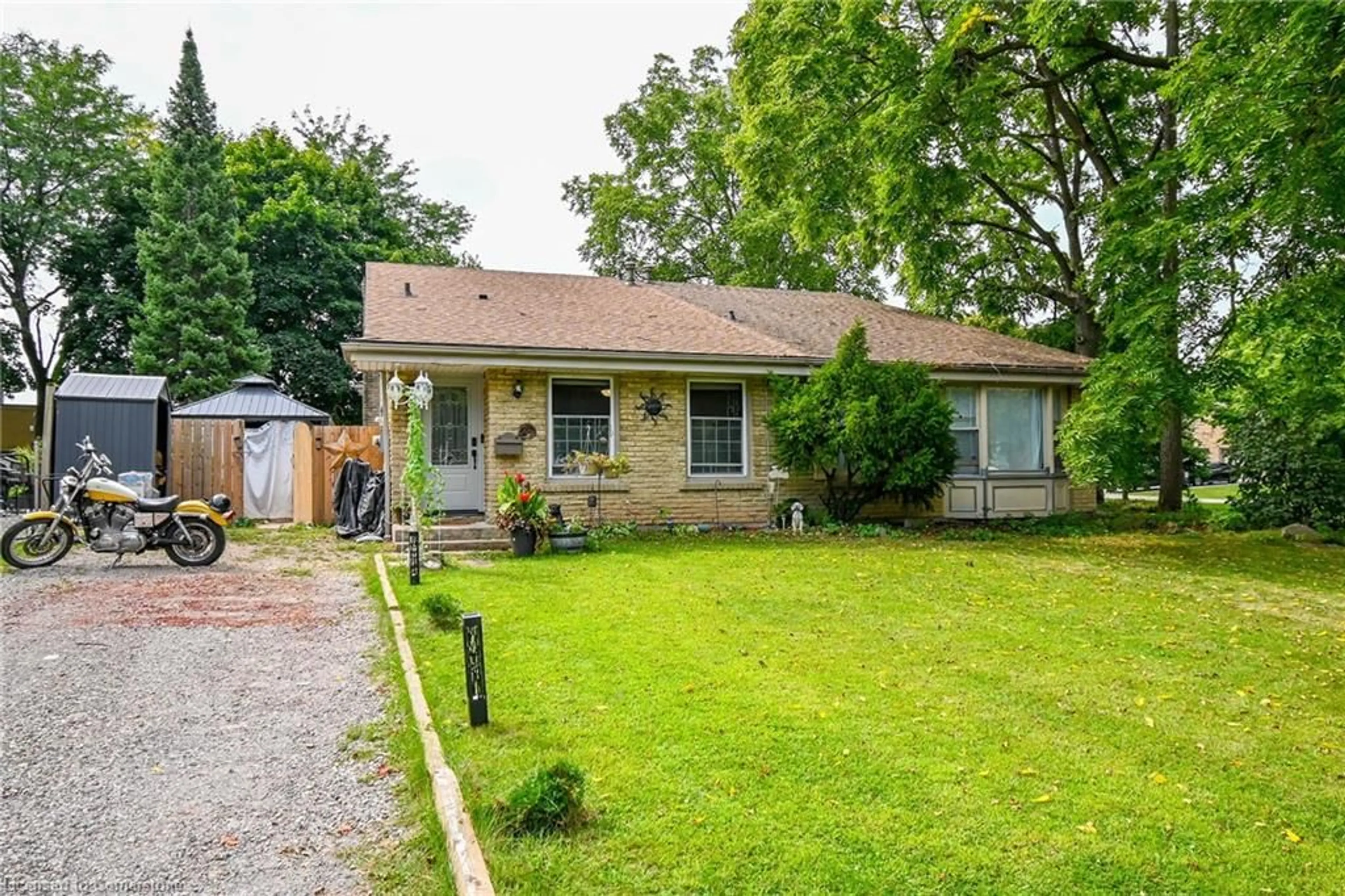 Frontside or backside of a home, cottage for 2 1/2 Leaside Dr, St. Catharines Ontario L2M 4G5