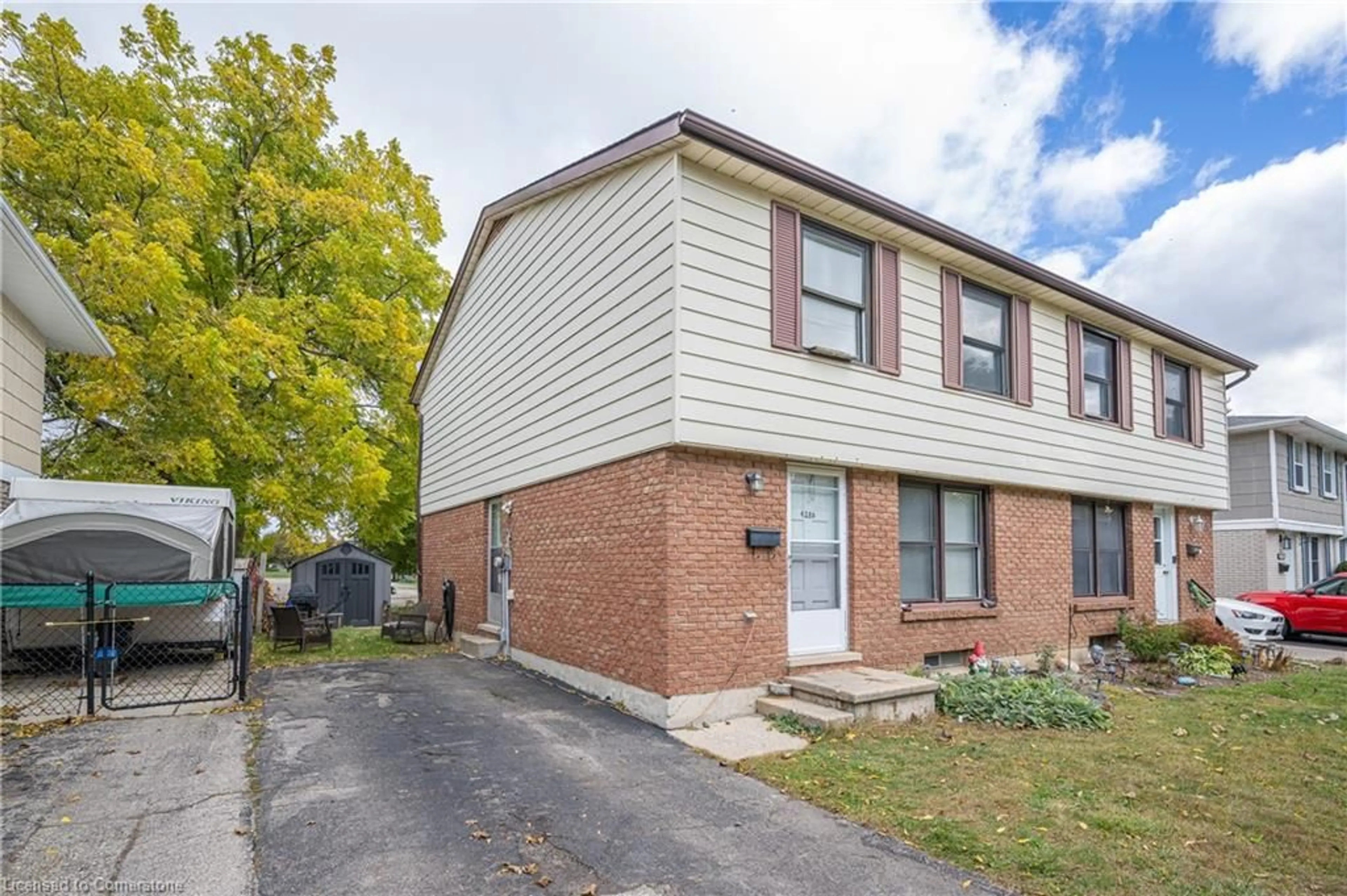 A pic from exterior of the house or condo, the street view for 428B Dunvegan Dr, Waterloo Ontario N2K 2C7