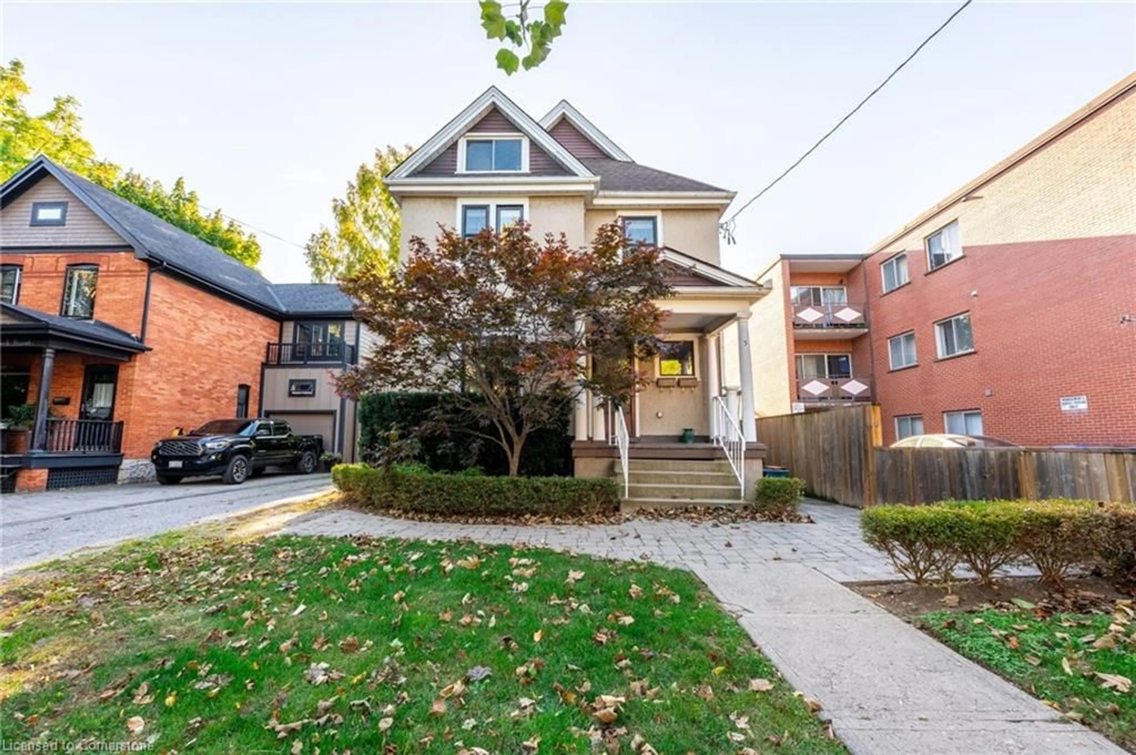 A pic from exterior of the house or condo, the street view for 5 York St, St. Catharines Ontario L2R 6B7