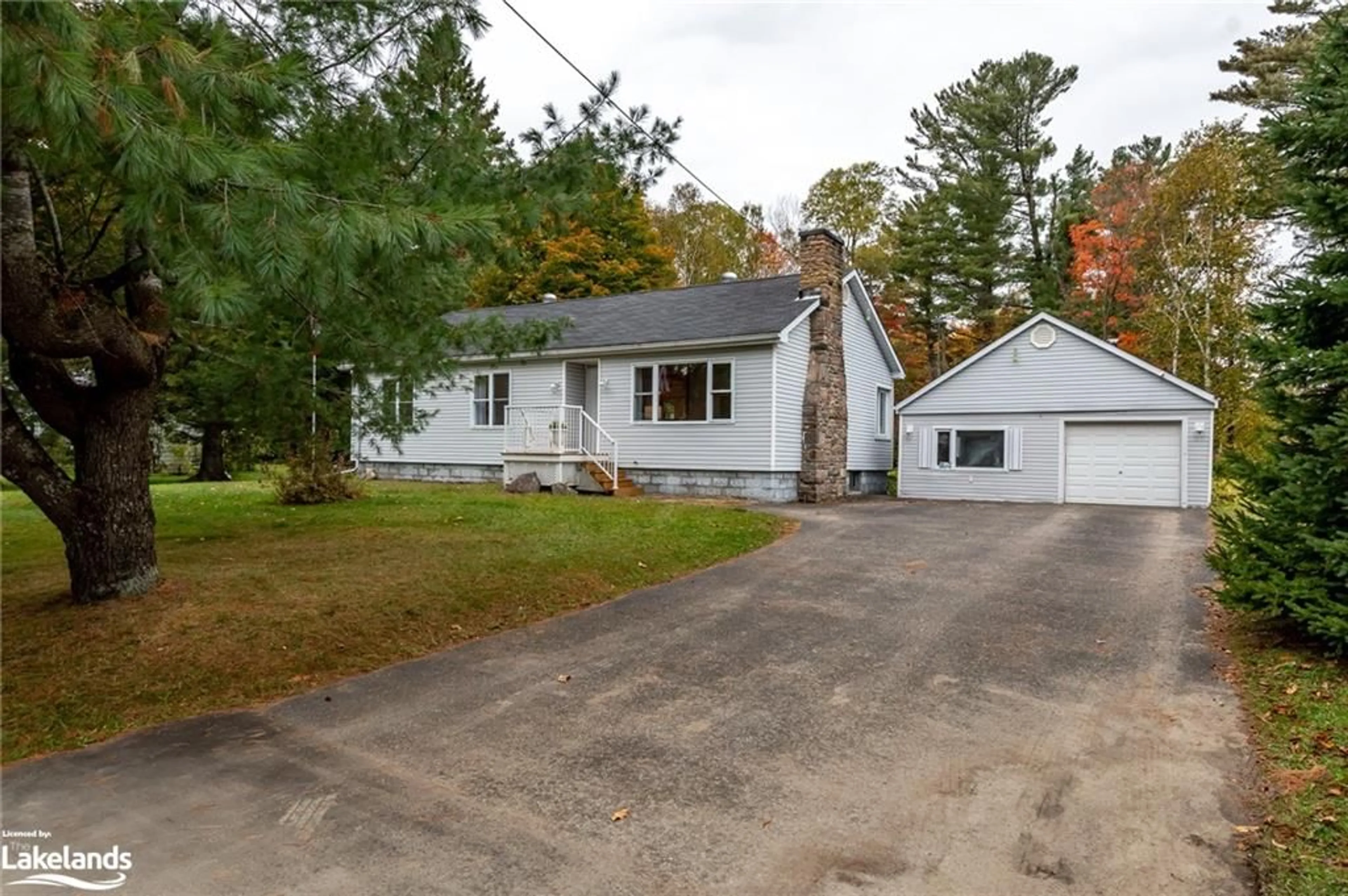 Frontside or backside of a home, cottage for 10 Hibberd Rd, Huntsville Ontario P1H 1C9