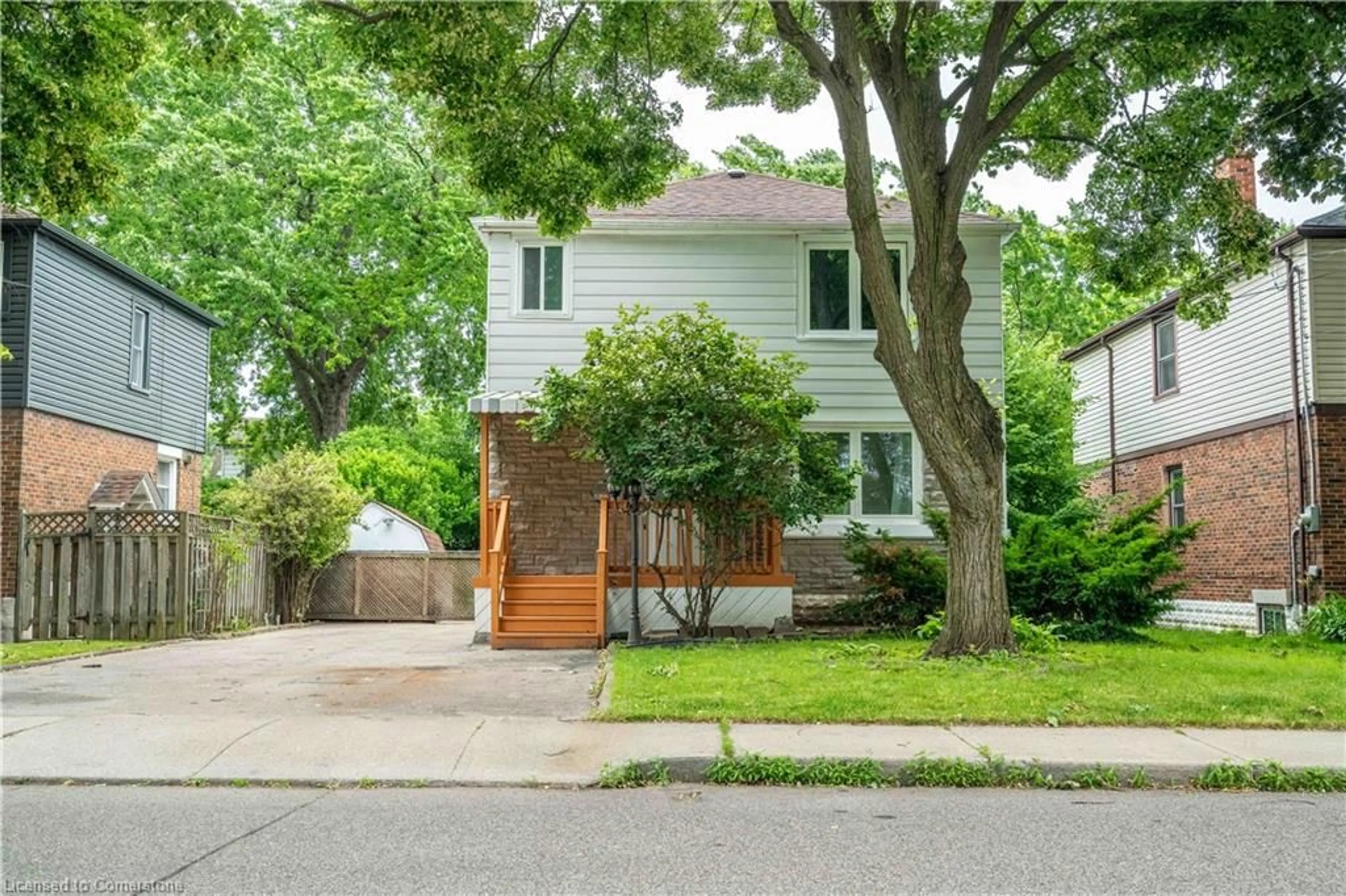 Frontside or backside of a home, the street view for 27 East 26th St, Hamilton Ontario L8V 3C3