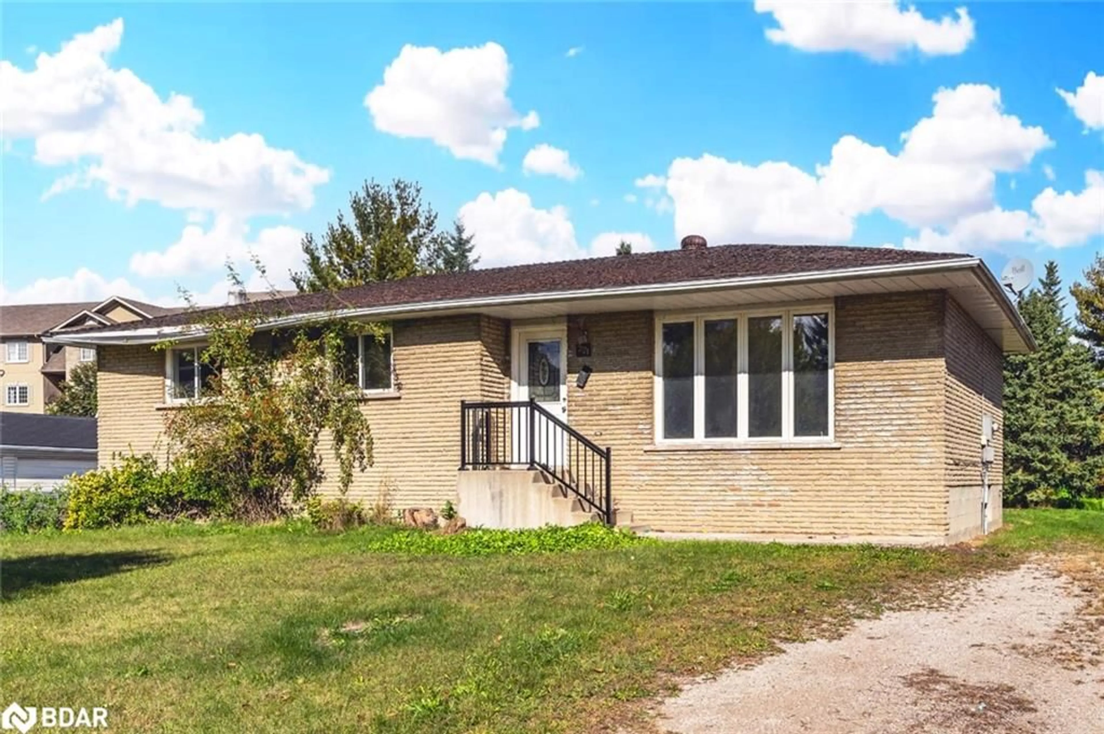 Frontside or backside of a home, cottage for 221 Phillips St, Barrie Ontario L4N 3V2