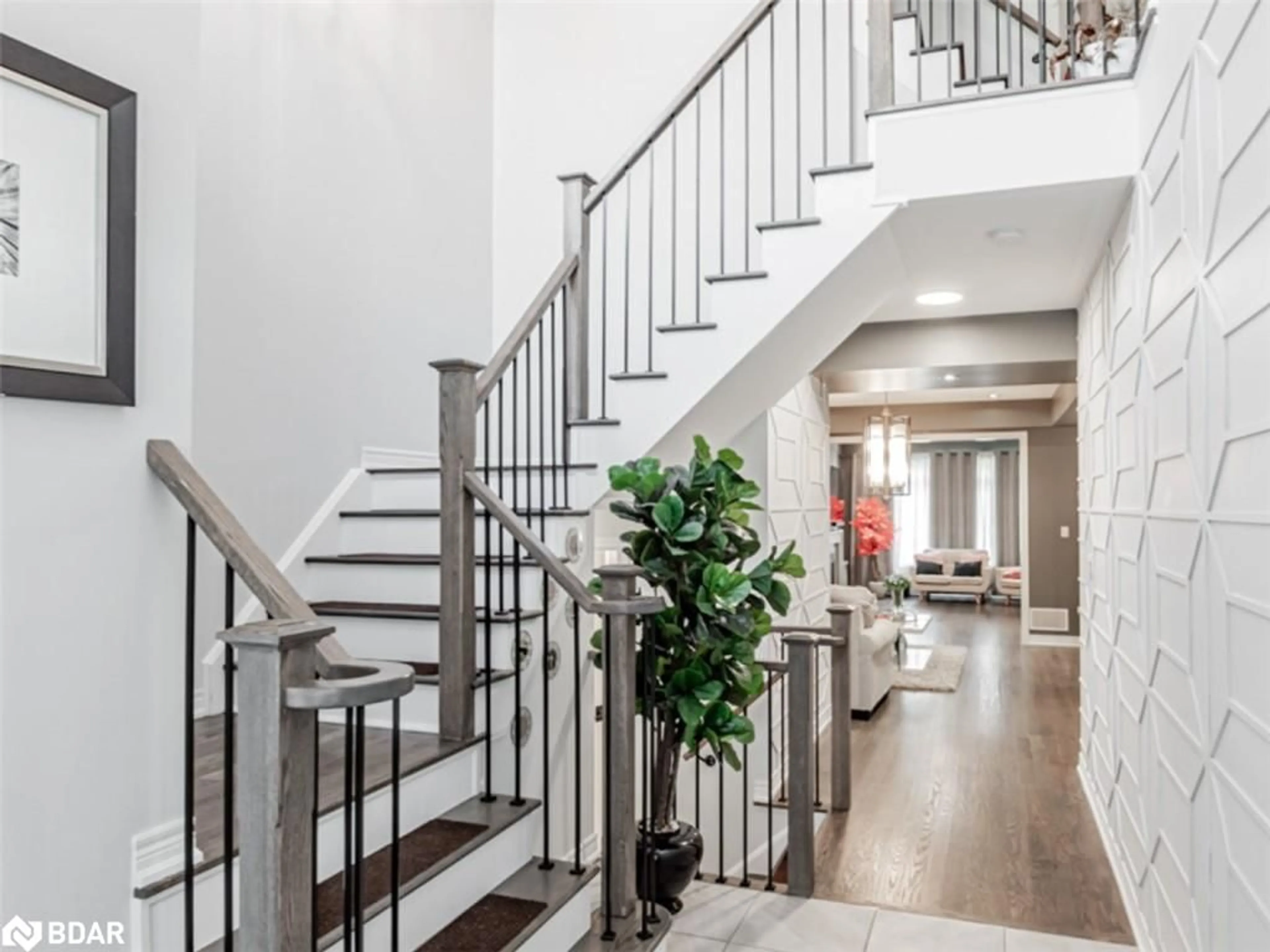 Indoor entryway, wood floors for 118 Lorne Thomas Pl, New Tecumseth Ontario L9R 0V8