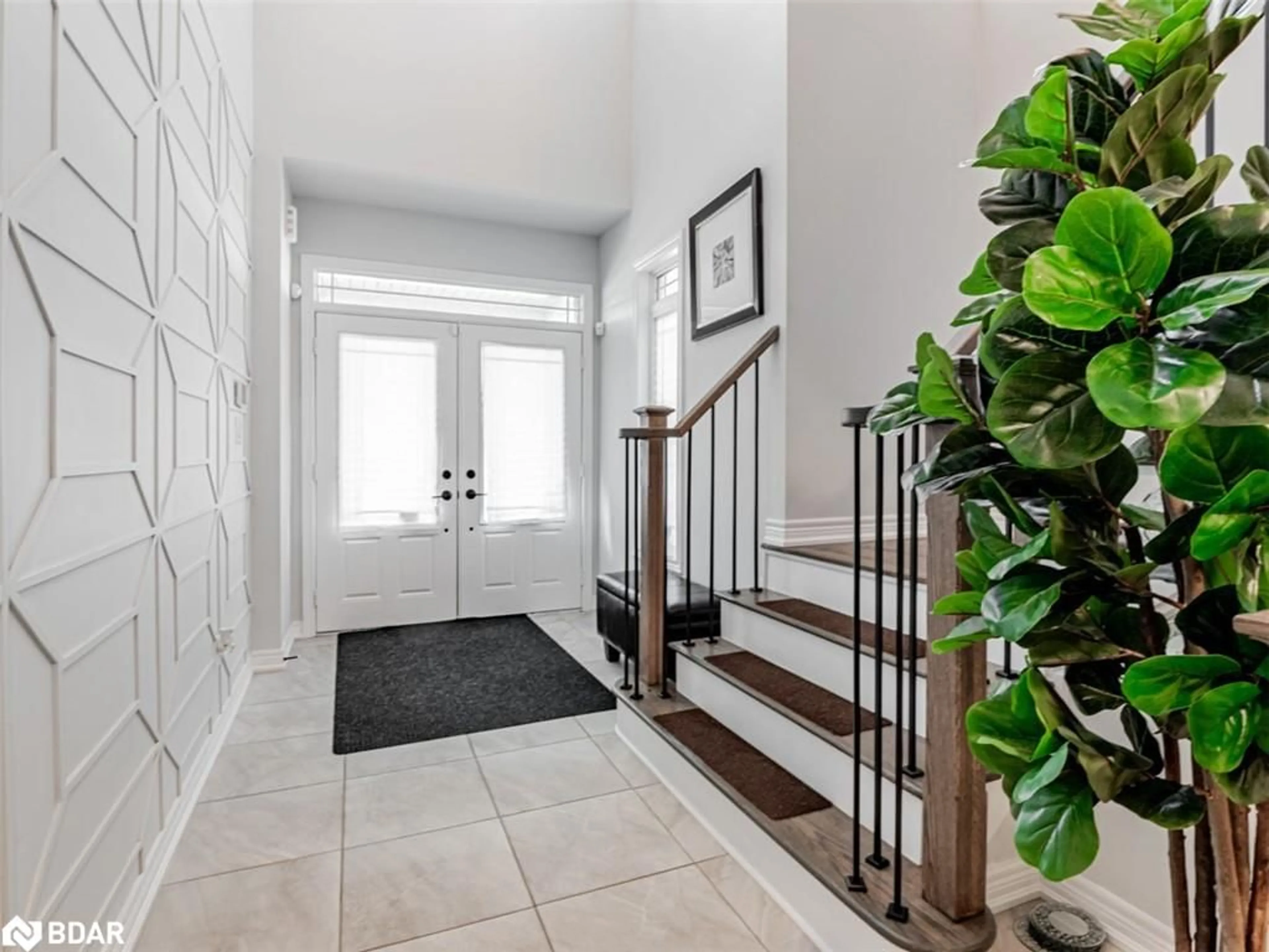 Indoor entryway, wood floors for 118 Lorne Thomas Pl, New Tecumseth Ontario L9R 0V8