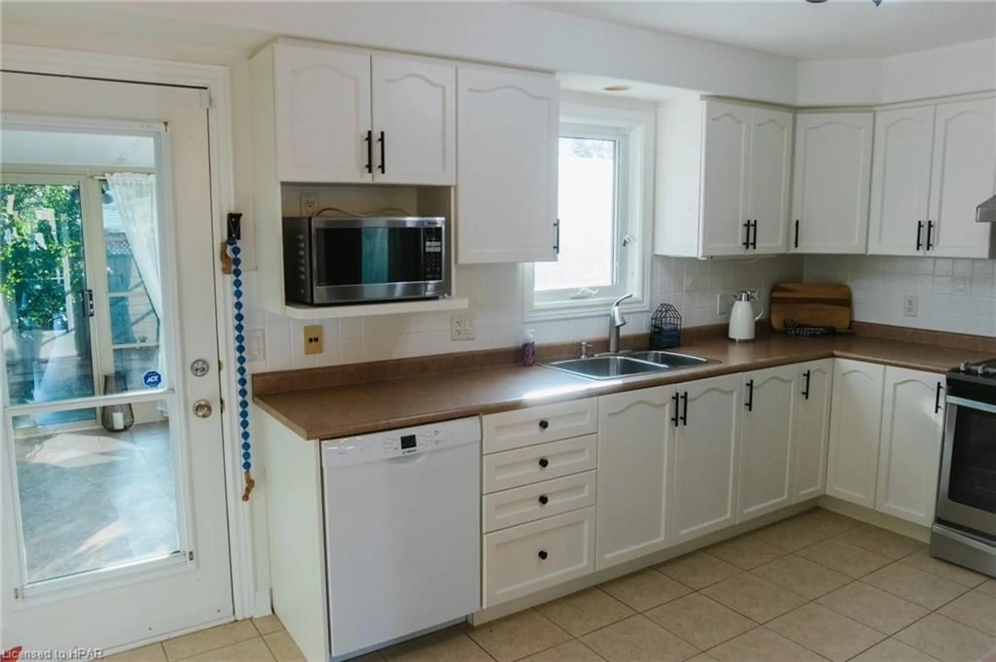 Standard kitchen, wood floors, cottage for 158 Wellbrook Blvd, Welland Ontario L3C 7C2