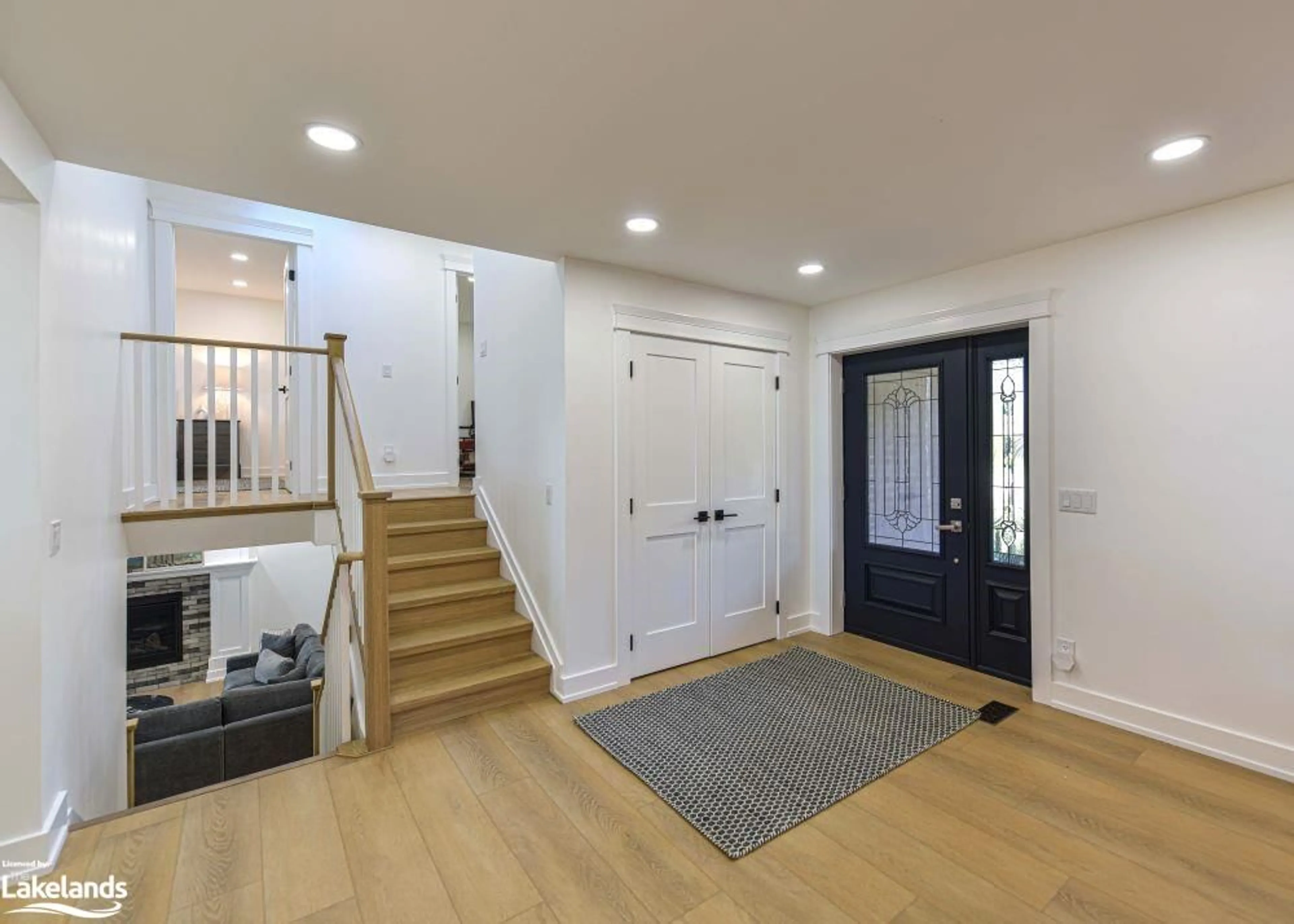 Indoor entryway, wood floors for 6 Thicketwood Pl, Brechin Ontario L0K 1B0