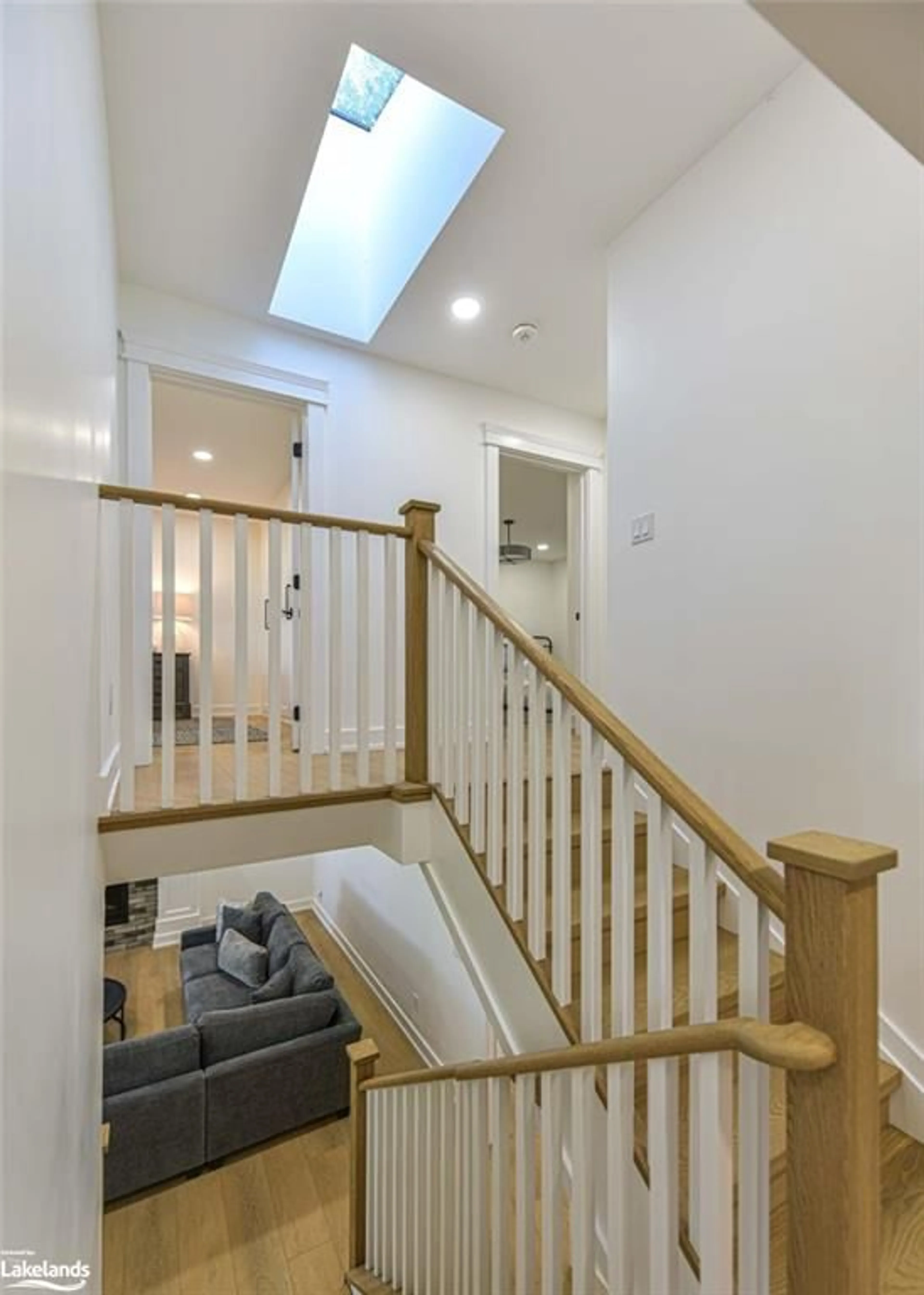 Indoor foyer, wood floors for 6 Thicketwood Pl, Brechin Ontario L0K 1B0