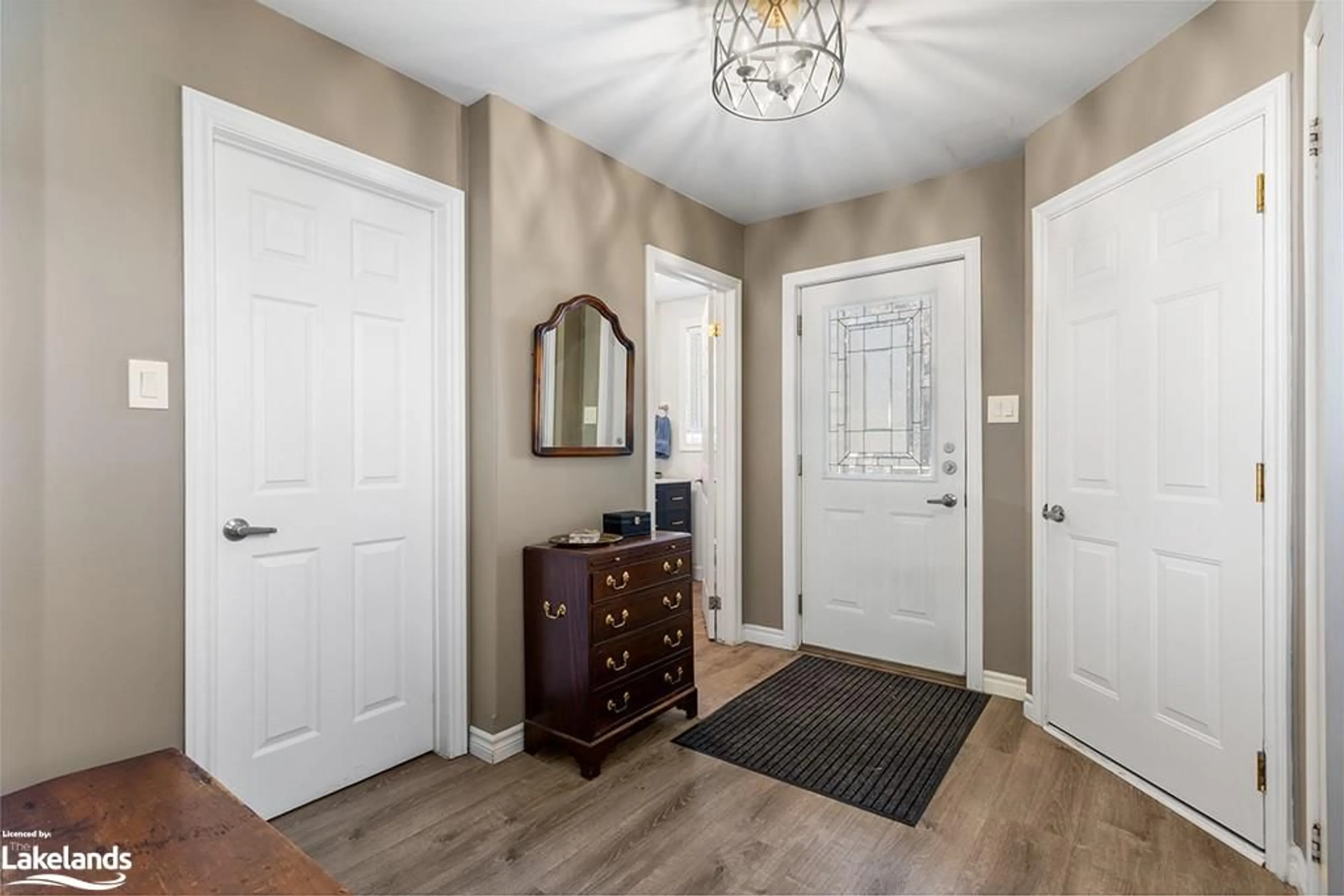 Indoor entryway, wood floors for 101 Market St, Collingwood Ontario L9Y 3M7