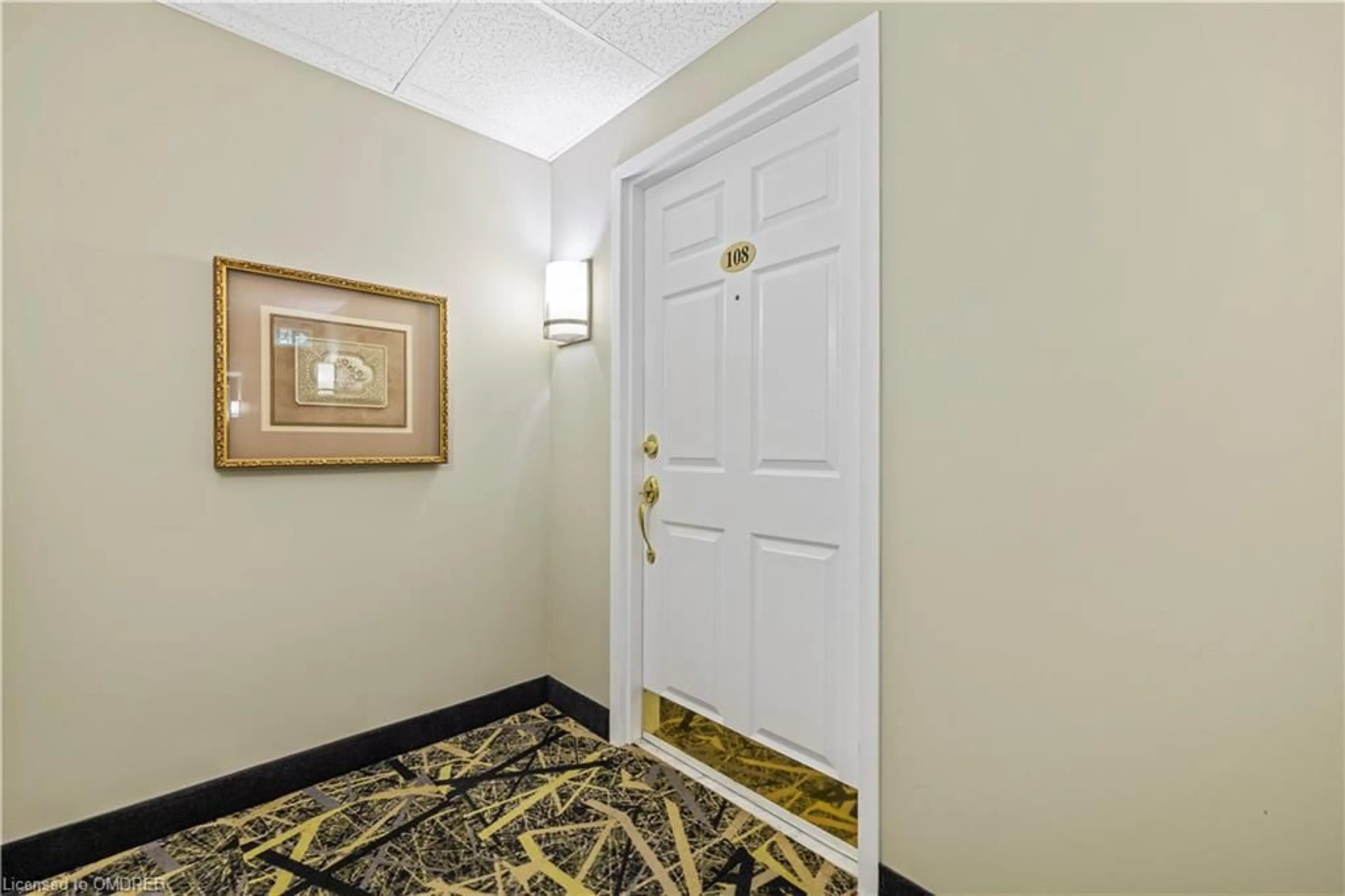 Indoor foyer, carpet floors for 216 Plains Rd #E108, Burlington Ontario L7T 4K8