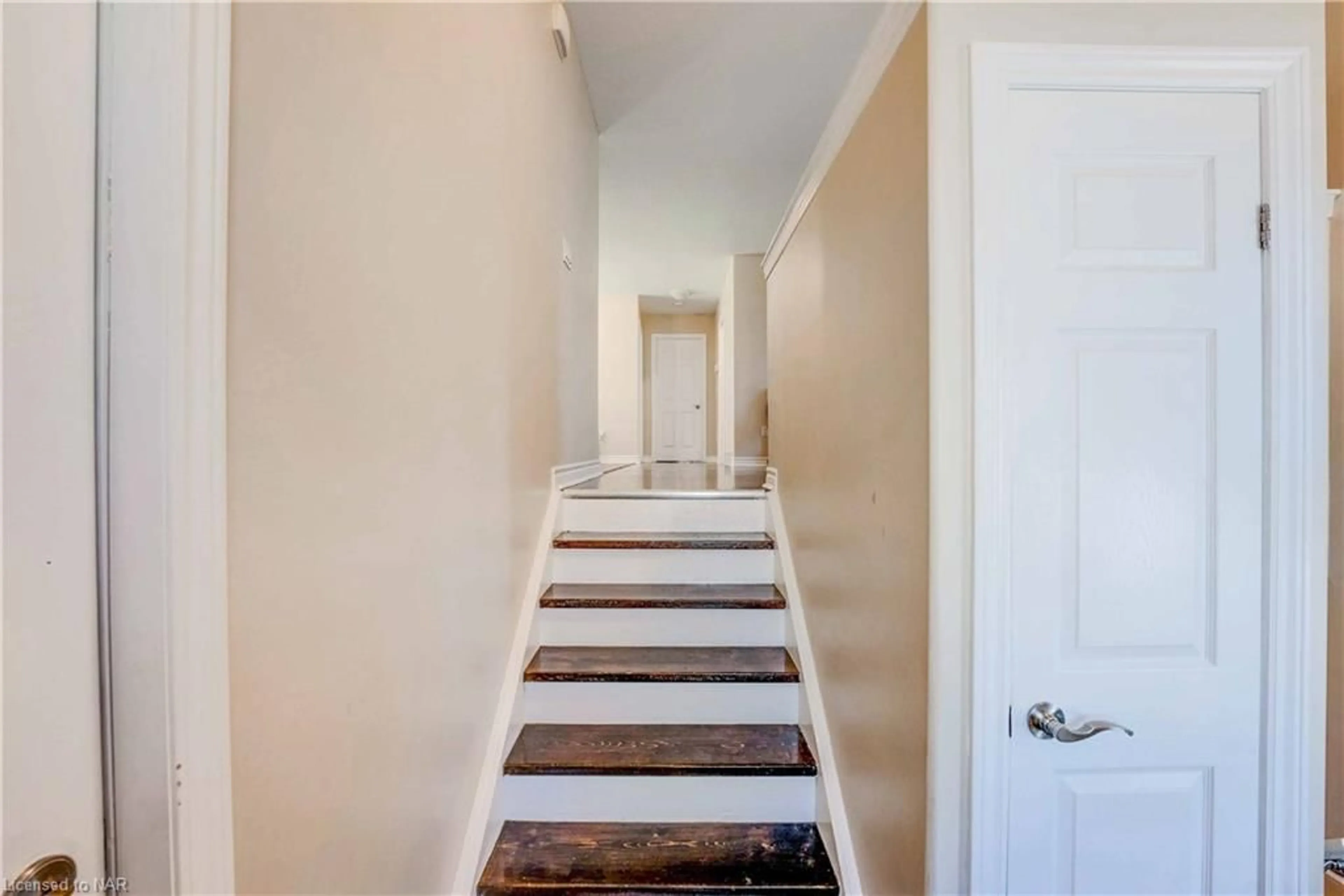 Stairs for 23 Hatter Ave, Welland Ontario L3C 3P2