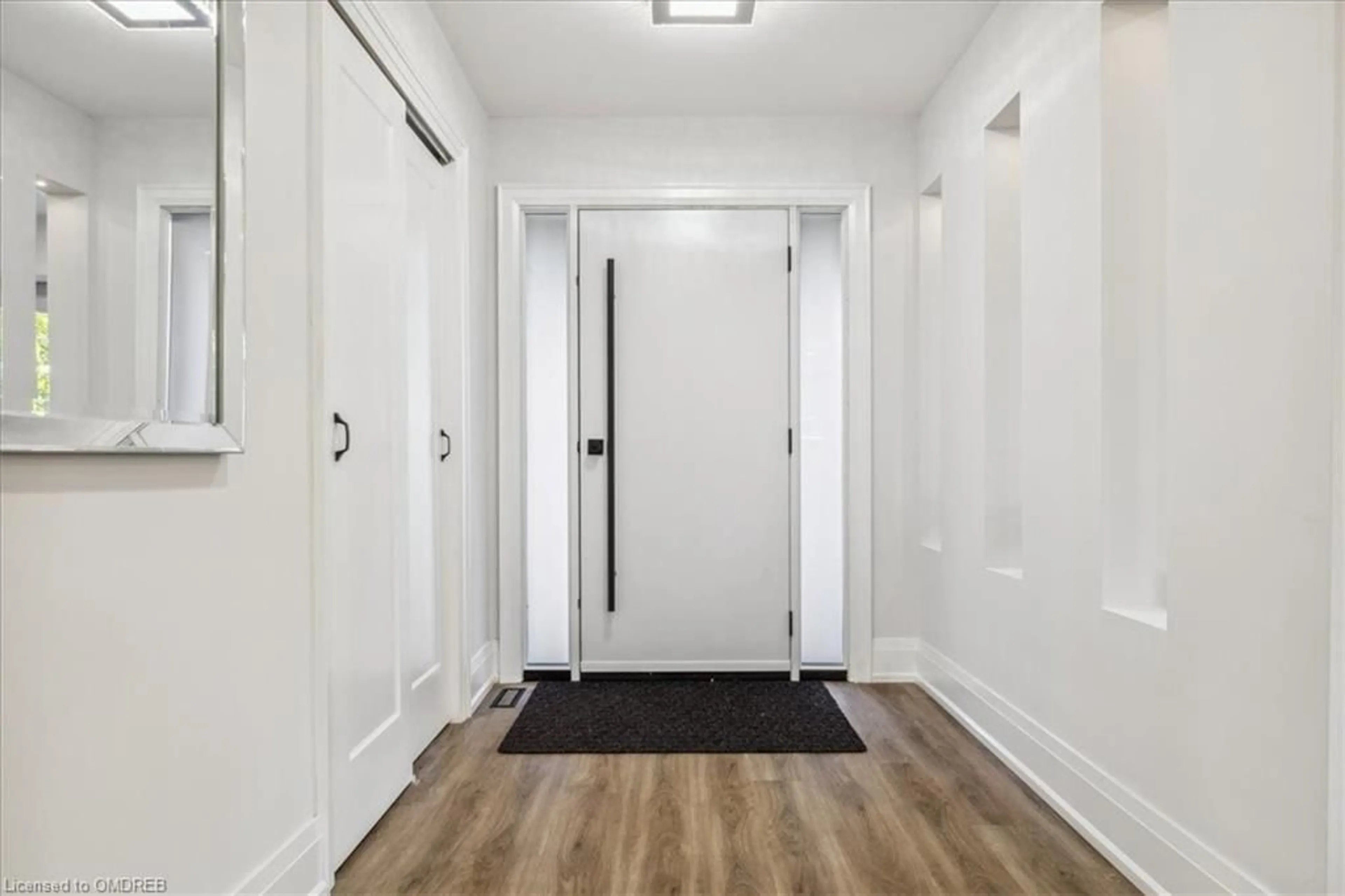 Indoor entryway for 91 Oneida Blvd, Hamilton Ontario L9G 4S6