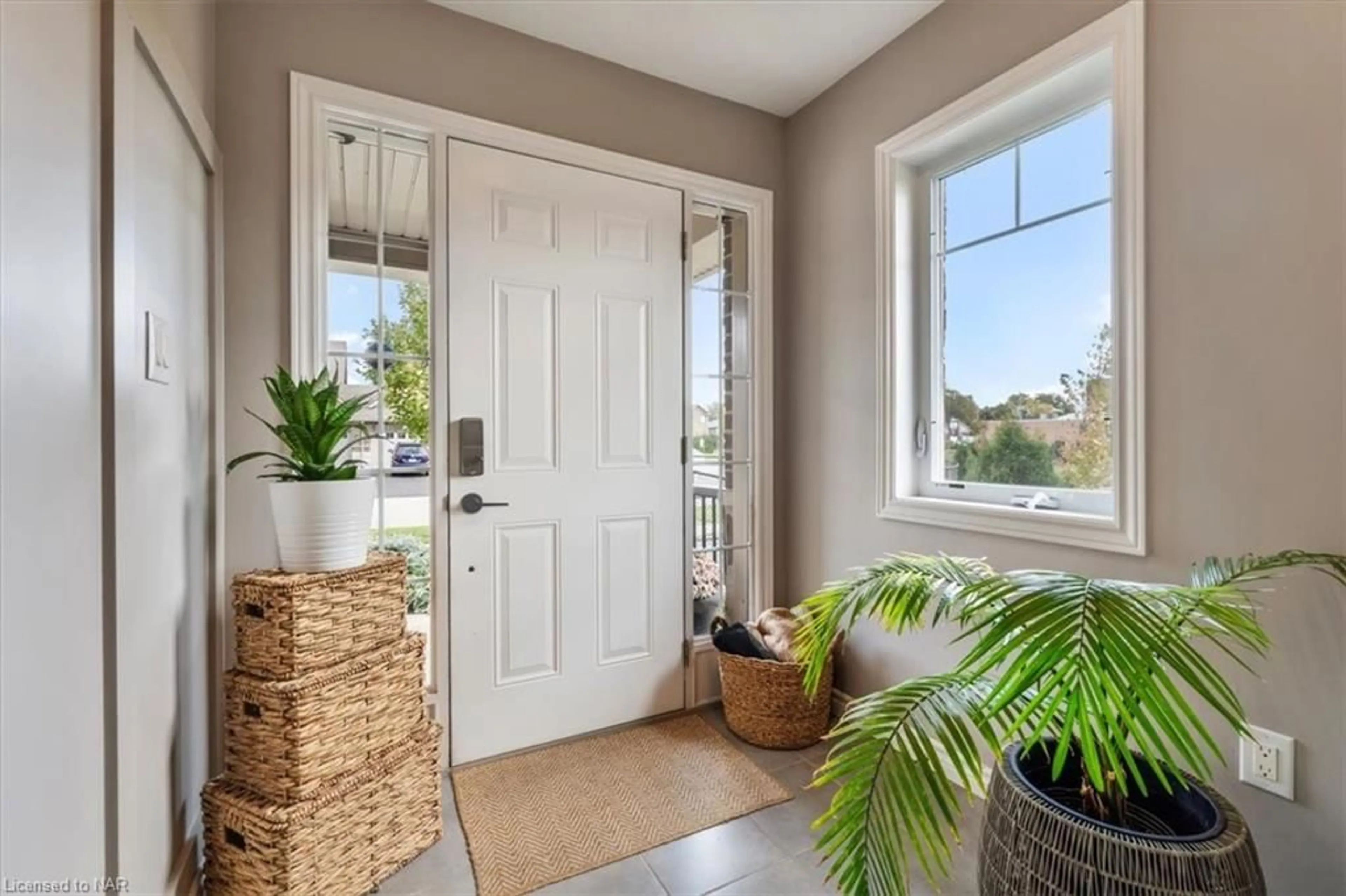 Indoor entryway, wood floors for 59 Abbott Place, Fonthill Ontario L0S 1E5