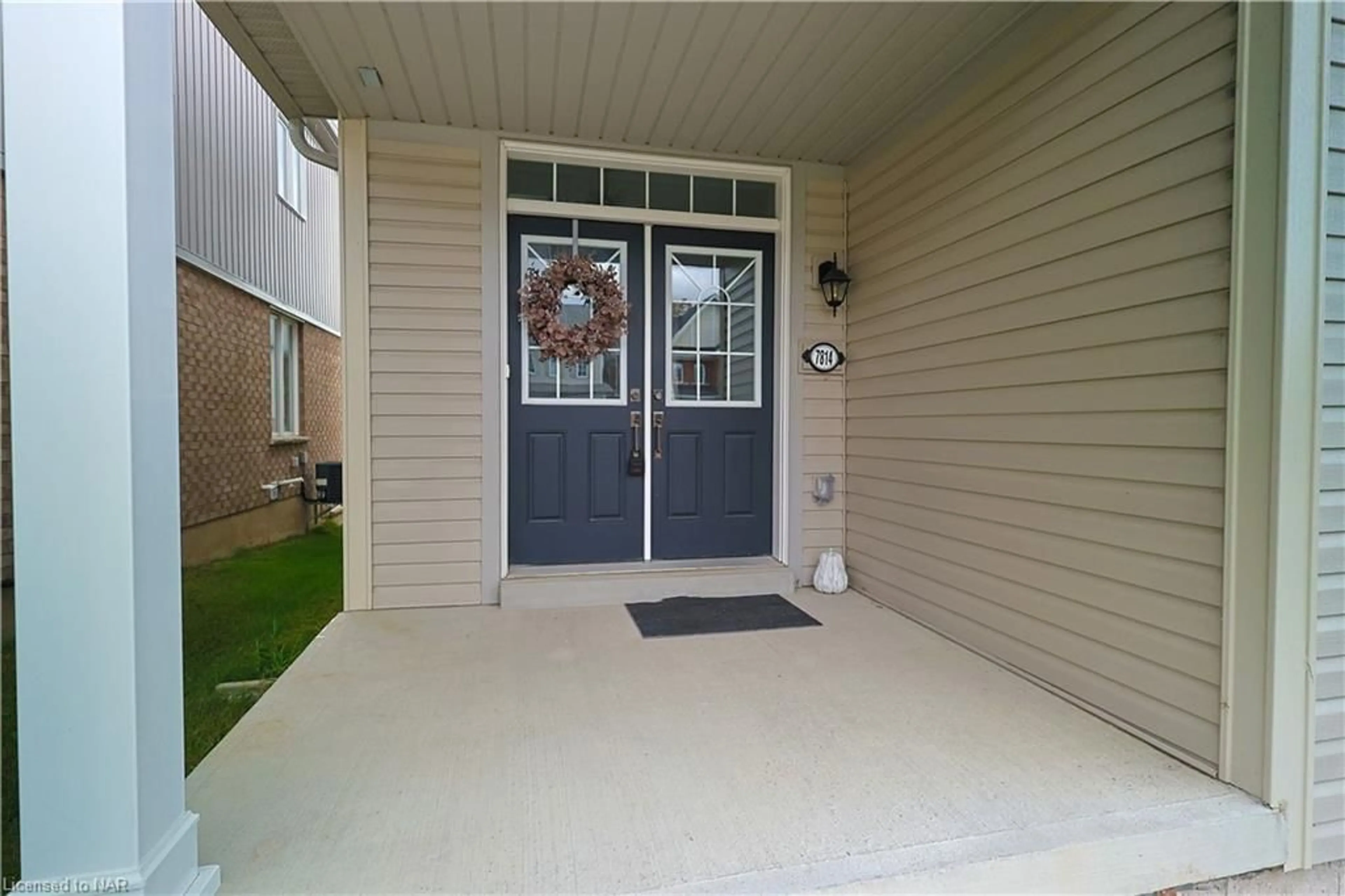 Indoor entryway, cement floor for 7814 Hackberry Trail, Niagara Falls Ontario L2H 3R4